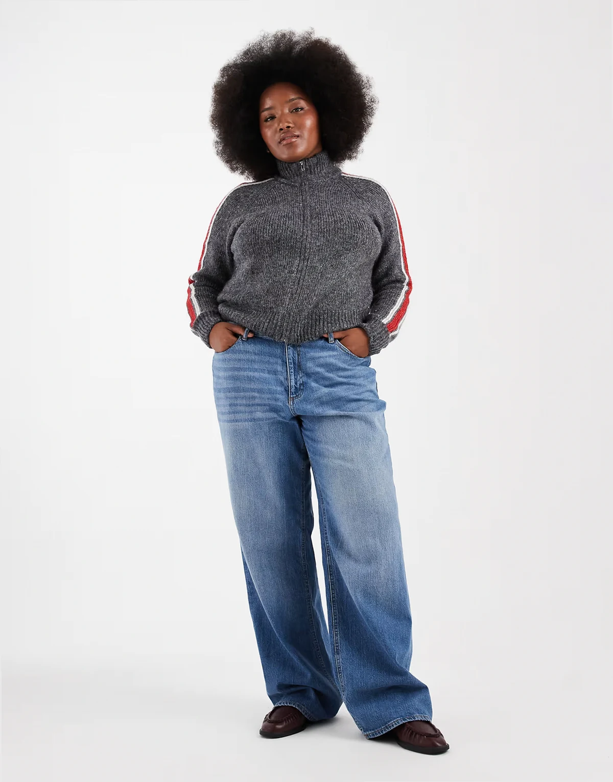 – Tessa – Niebieskie jeansy z szerokimi nogawkami, podwyższonym stanem i efektem sprania