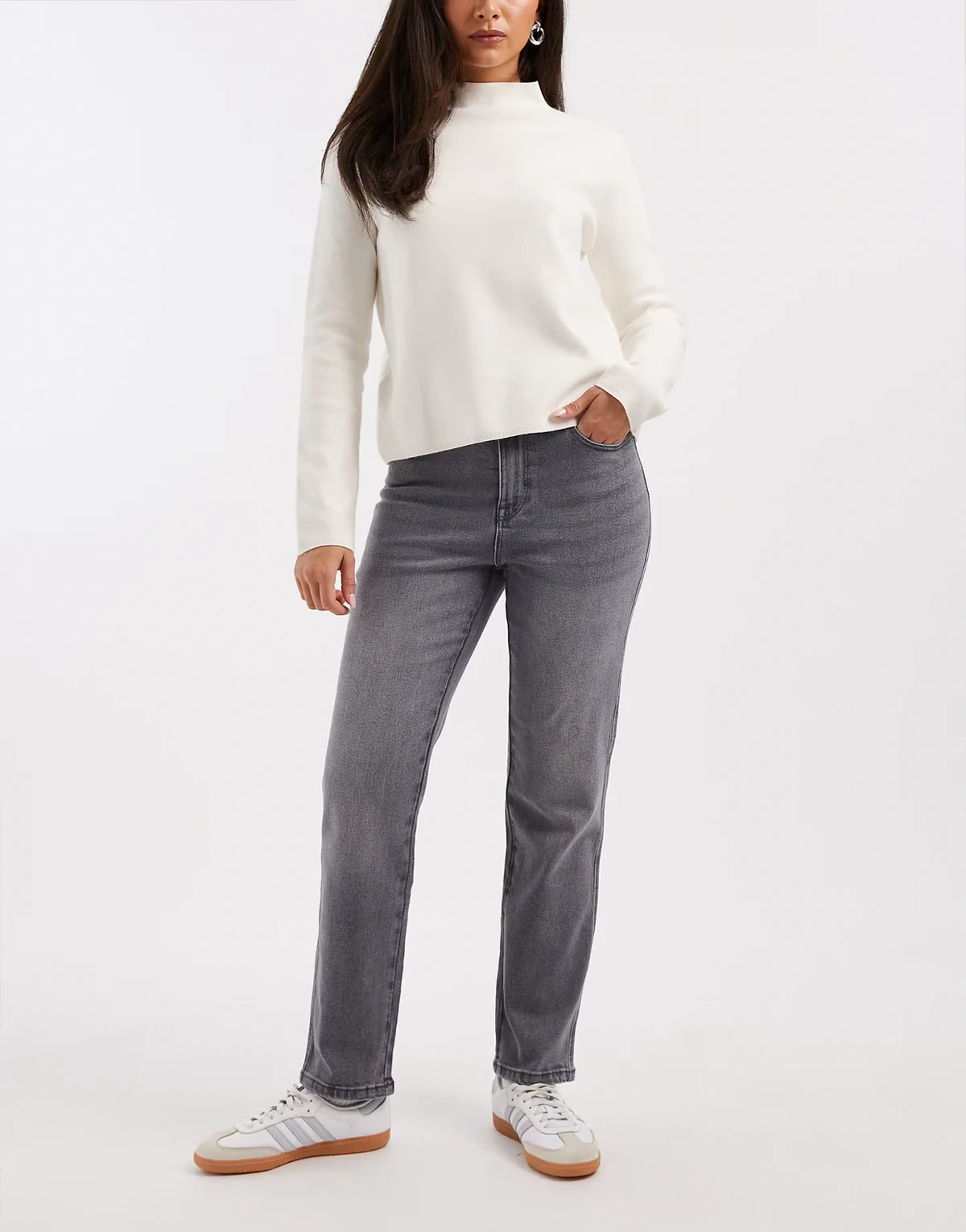 – Amara – Knöchellange Stretch-Jeans in grauer Waschung mit geradem Schnitt