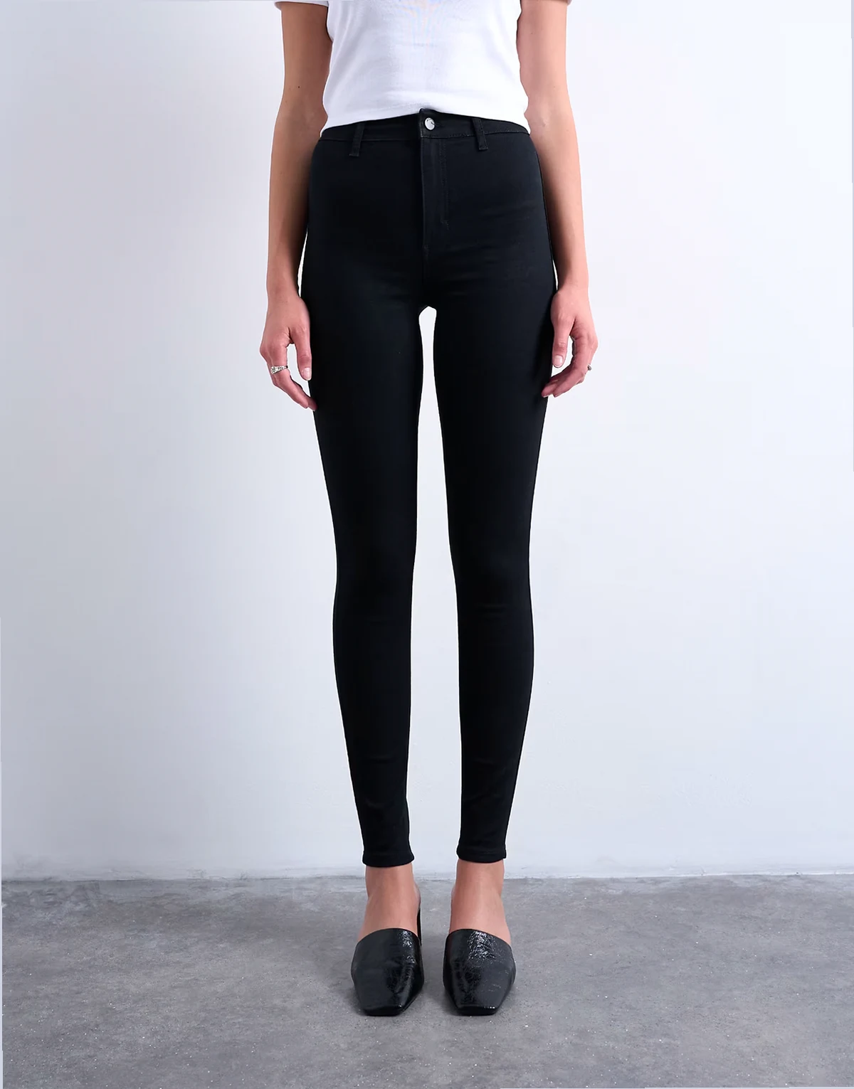 – Joni – Enge Jeans in Schwarz mit hohem Bund