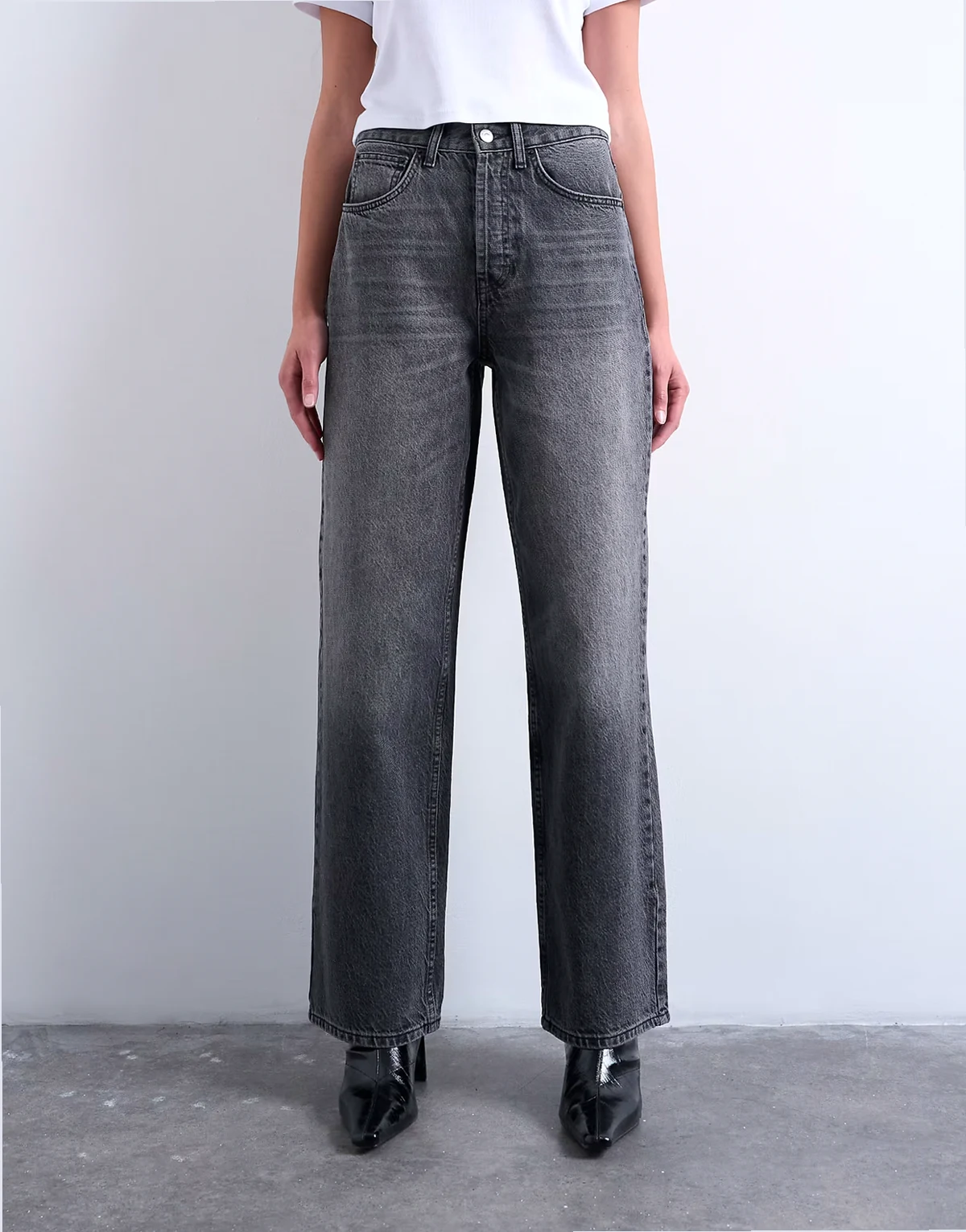 – Gerade Relaxed Fit Jeans in verwaschenem Schwarz mit niedrigem Bund