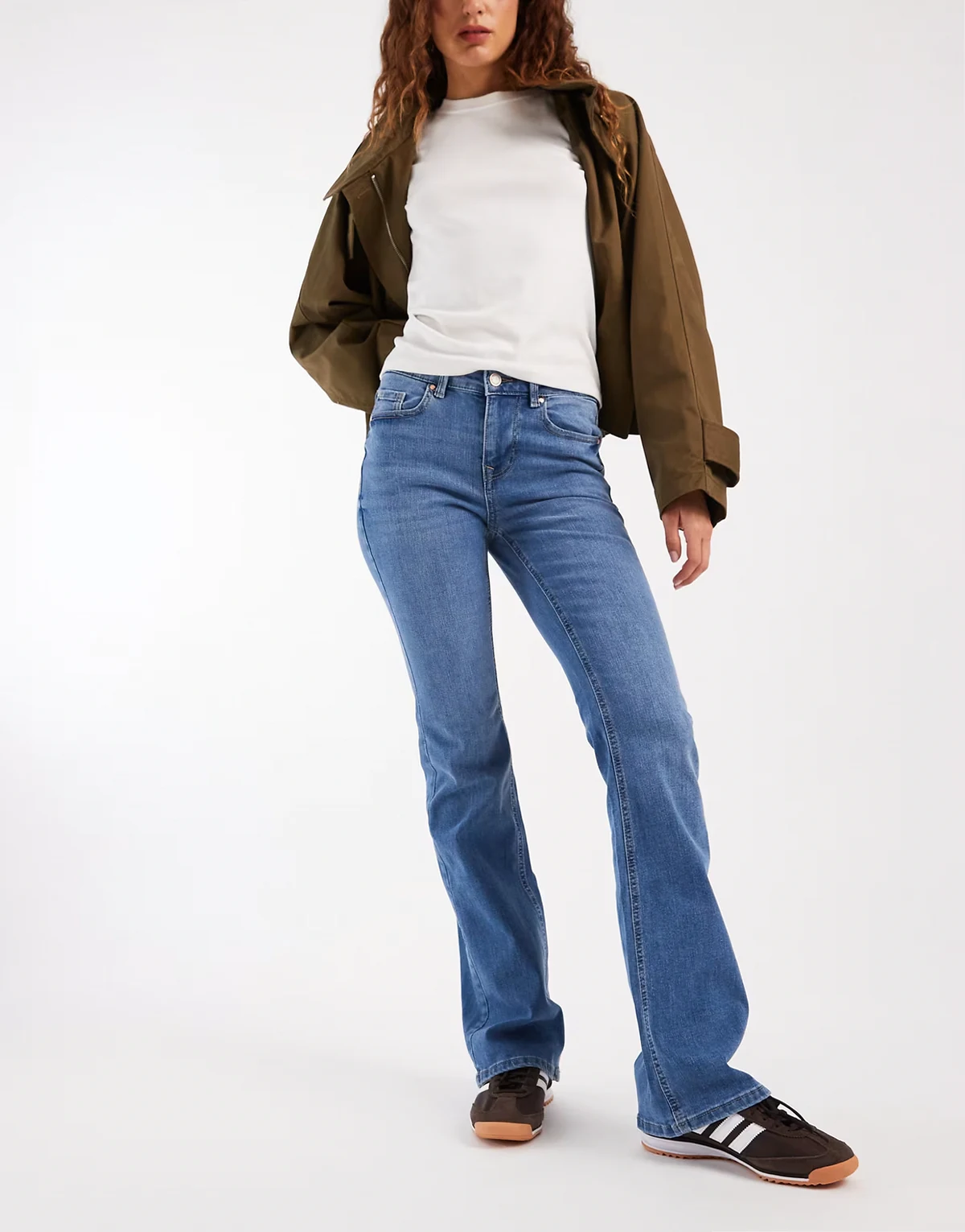 – Schlagjeans aus mittelblauem Denim mit mittelhohem Bund
