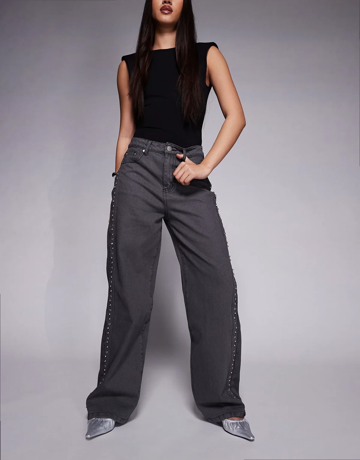 – Czarne luźne jeansy ze średnim stanem i przelotkami z kryształkami