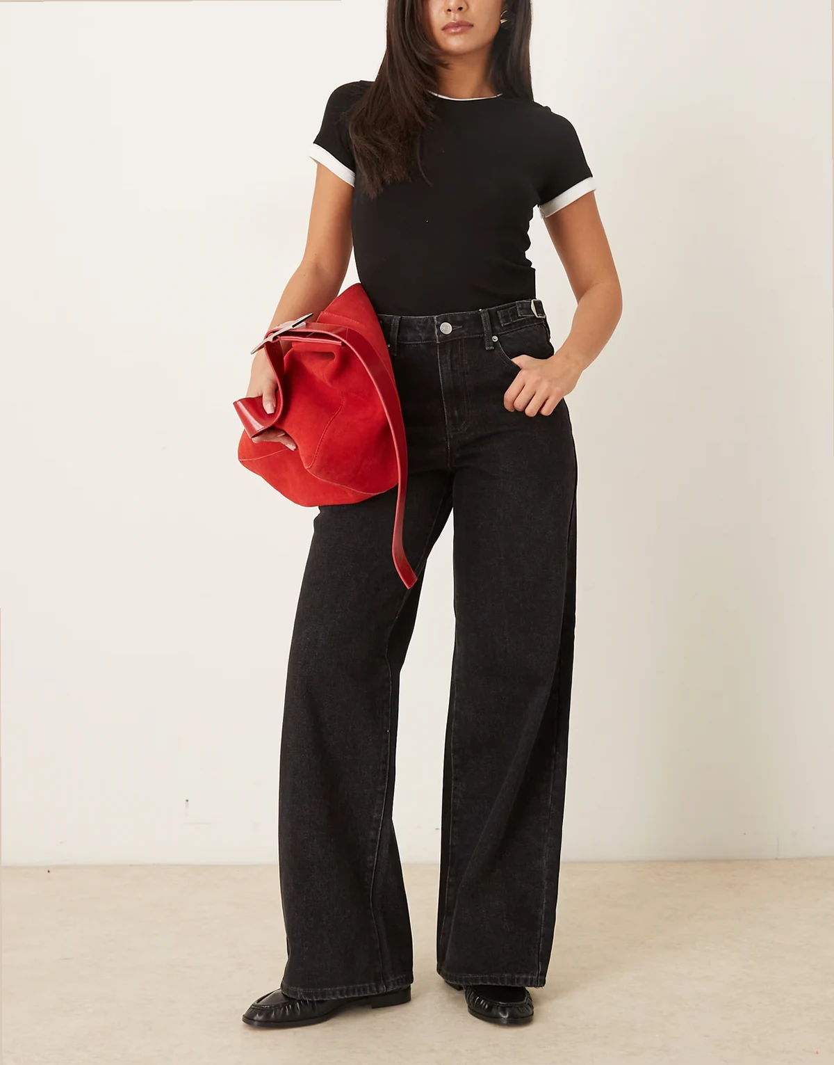 – Jeans in dunkelgrauer Waschung mit weitem Bein und verstellbarem Bund mit Schnalle