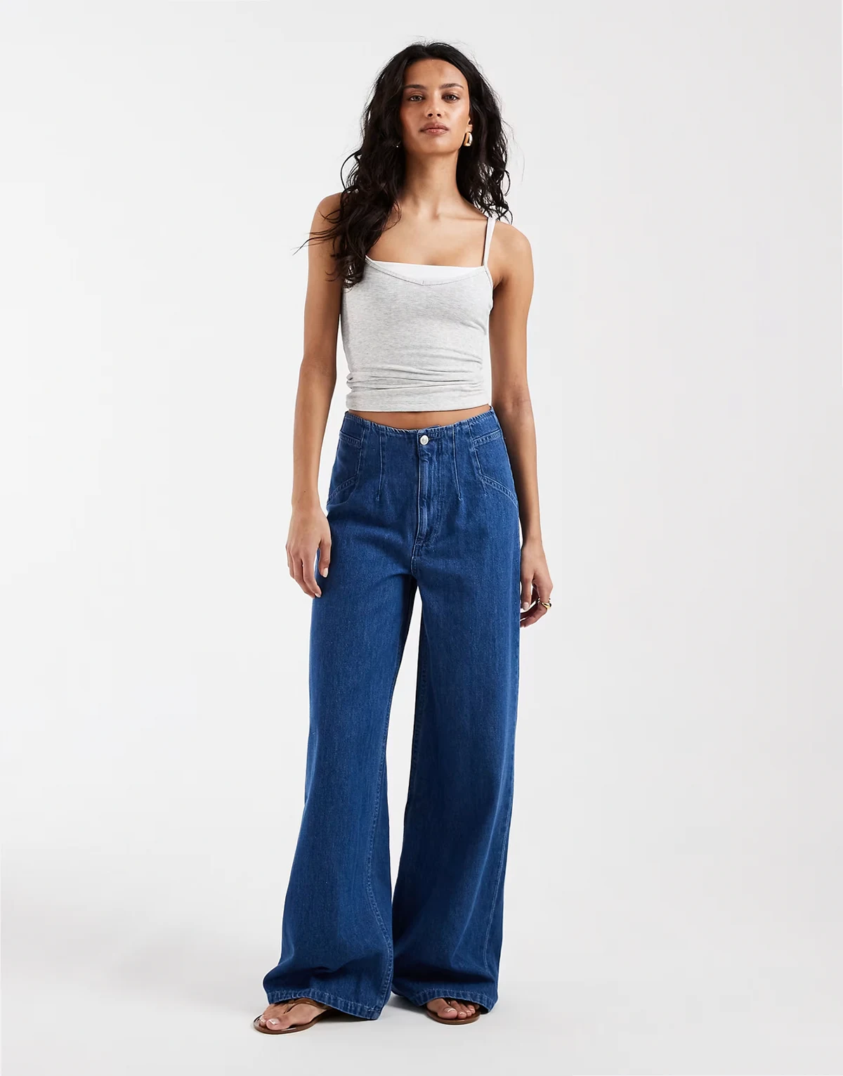 – Jeans in leuchtendem Blau mit hohem Bund, Grown-on-Taille und weitem Bein