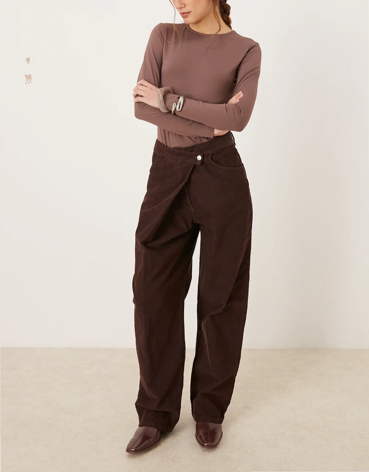 – Hose im Jeans-Look aus Cord in Schokobraun mit Wickelbund und weitem Bein