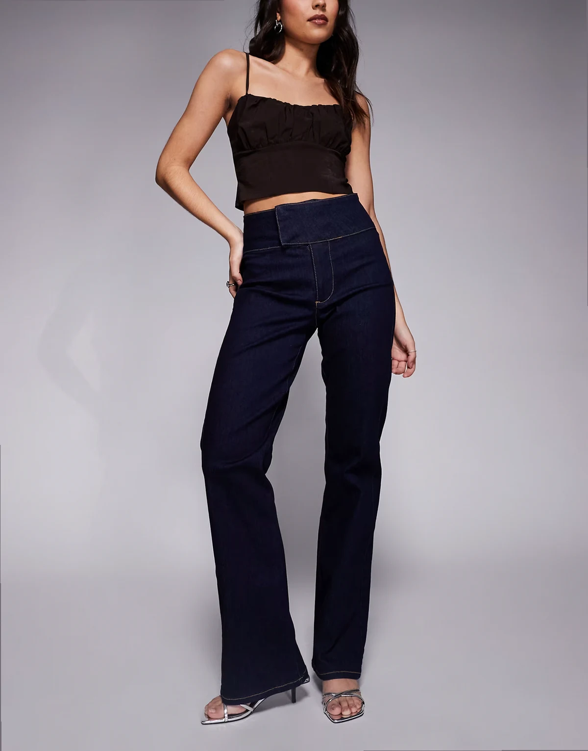 – Jeans mit Rinse-Waschung und Zierlasche