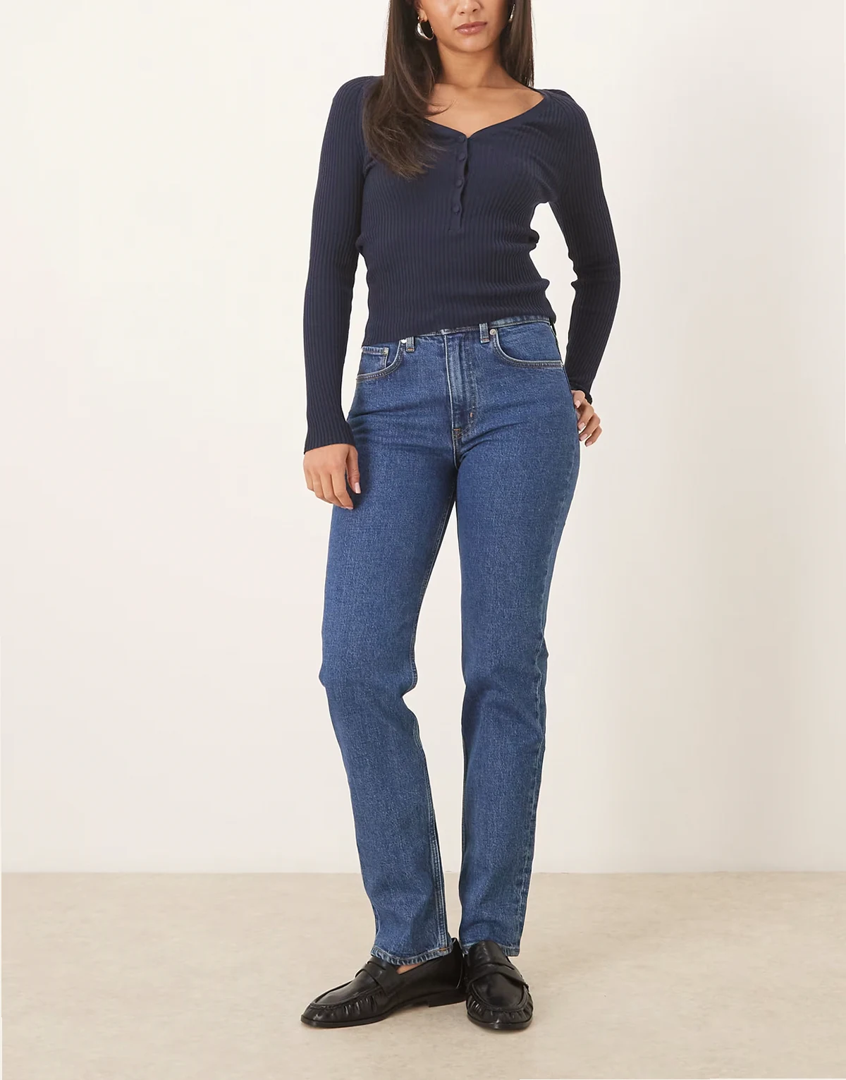 – Jade – Lange, schmale Stretch-Jeans mit Rinse-Waschungin Mittelblau