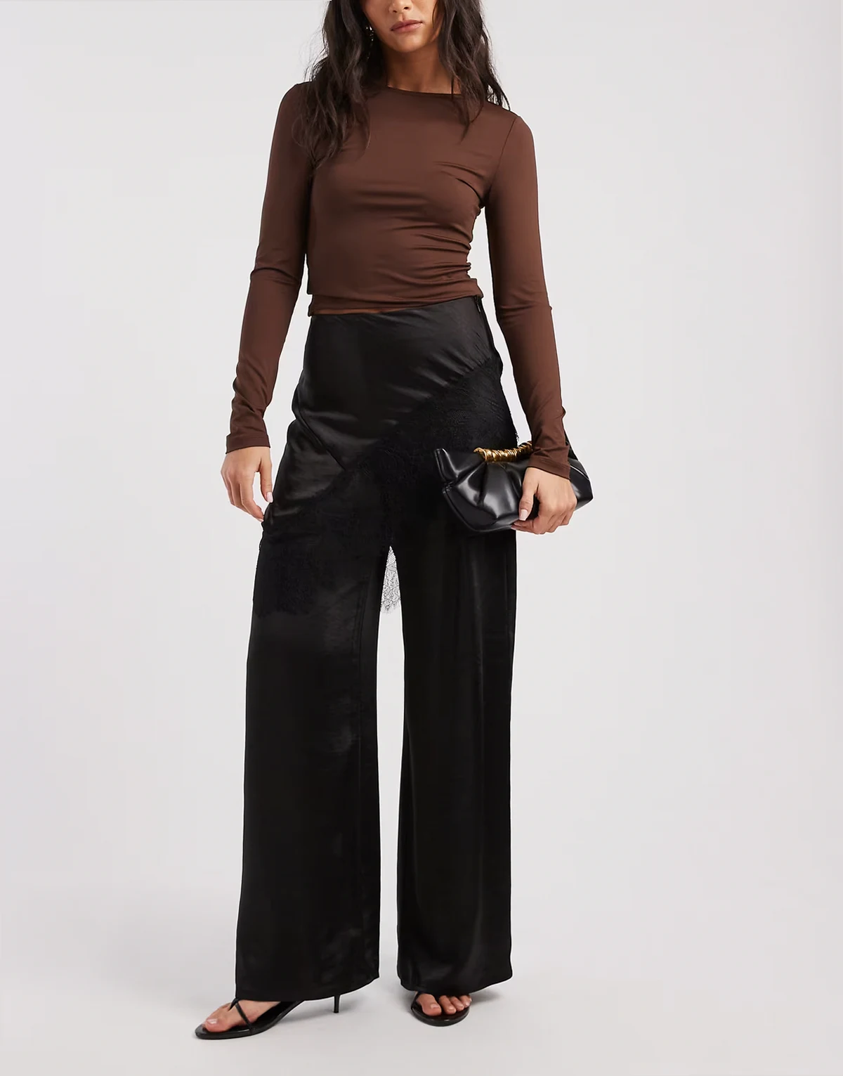 – Elegante Satinhose in Schwarz mit weitem Bein und Rock-Overlay mit Spitzenbesatz