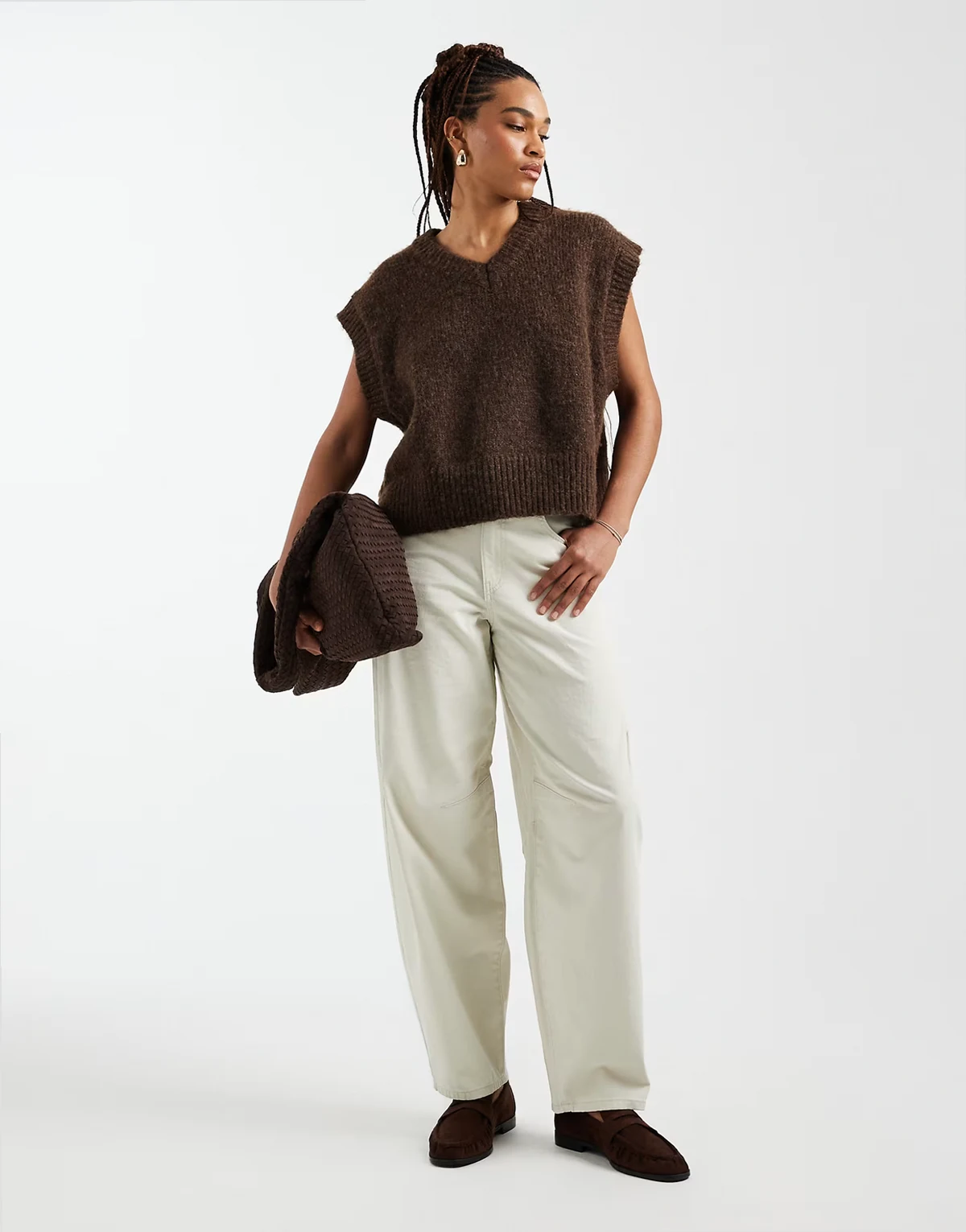 – Kamiennobeżowe spodnie z baryłkowymi nogawkami