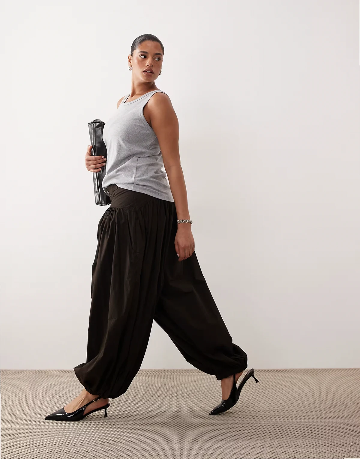 Curve waist seam detail balloon cuffed pants in dark chocolate