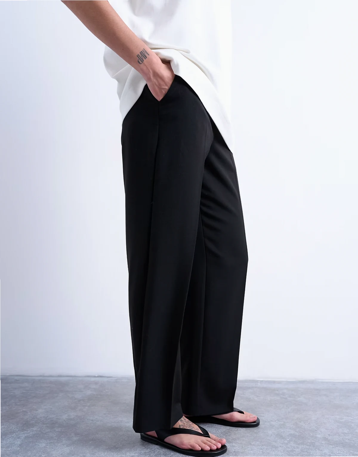 – Gerade geschnittene Hose in Schwarz mit Faltendetail