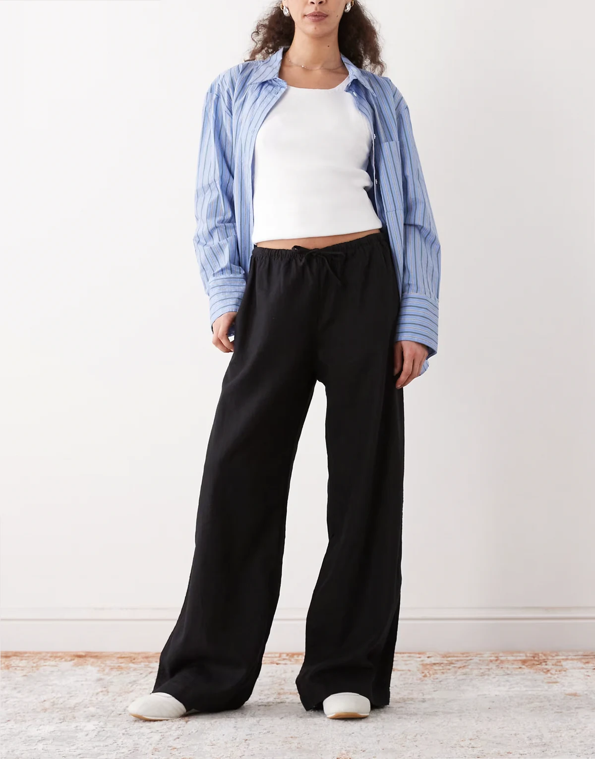 – Schlupfhose aus Leinenmix in Schwarz mit weitem Bein, exklusiv bei ASOS