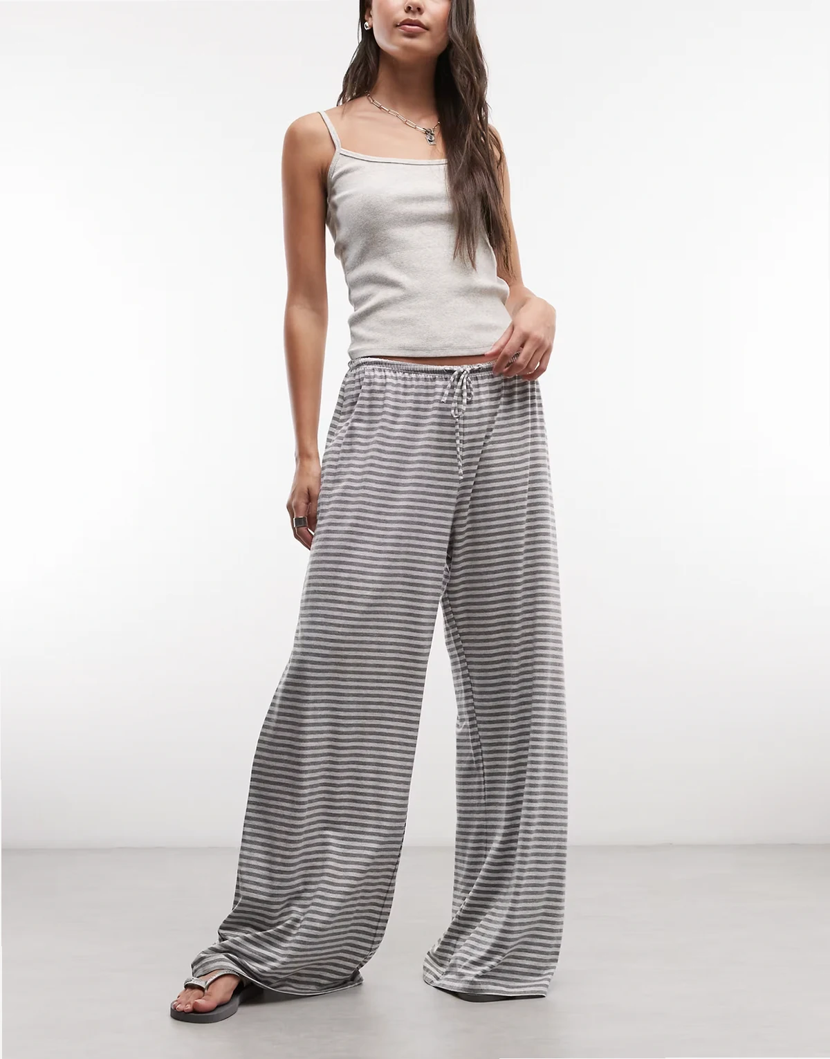 – Drapierte Hose in Grau meliert mit Streifen und weitem Bein