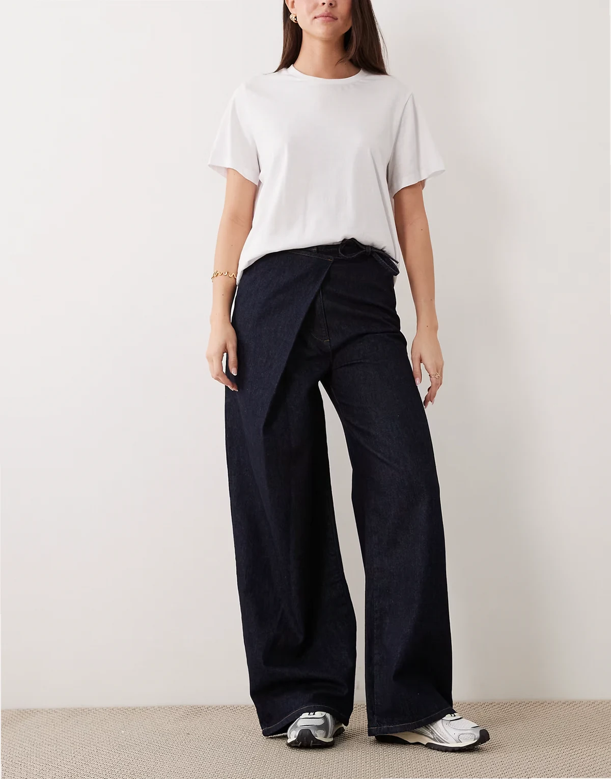 – Jeans in Indigoblau mit Wickeldesign vorne und Bindedetail