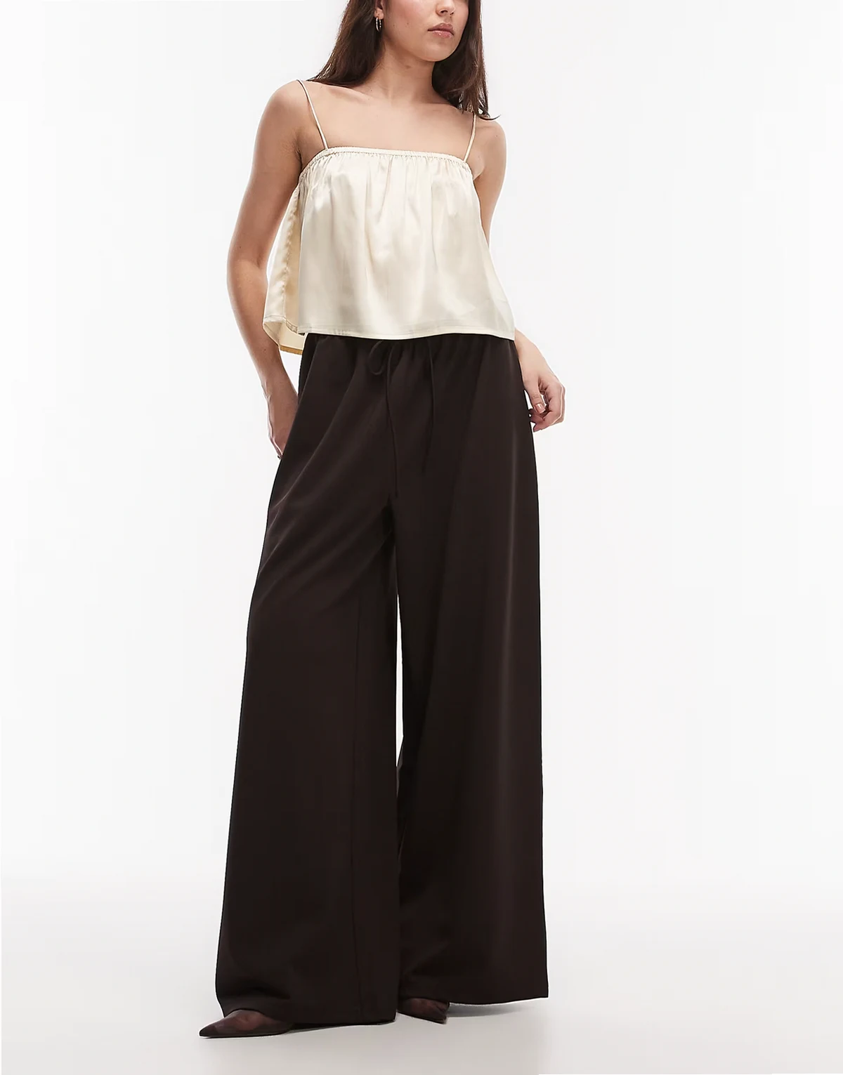 – Anschmiegsame Twill-Hose in Schokobraun mit superweitem Bein und Kordelzug