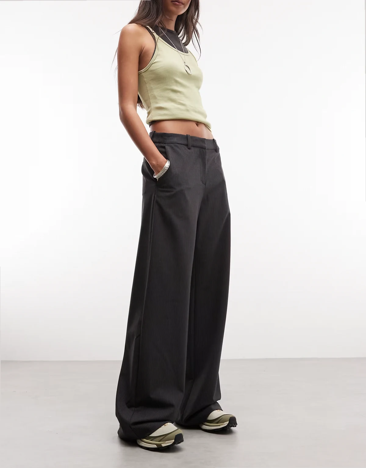– Elegante Hose in Dunkelgrau meliert mit Nadelstreifen und weitem Bein
