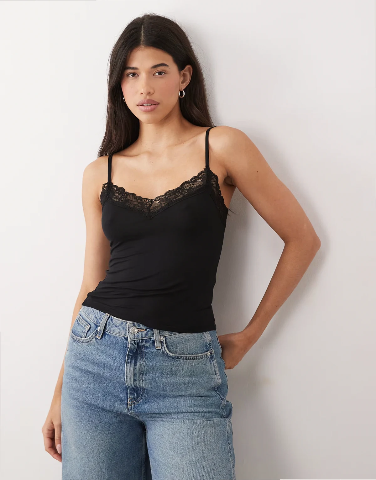 – Weiches Trägerhemd aus Spitze in Schwarz