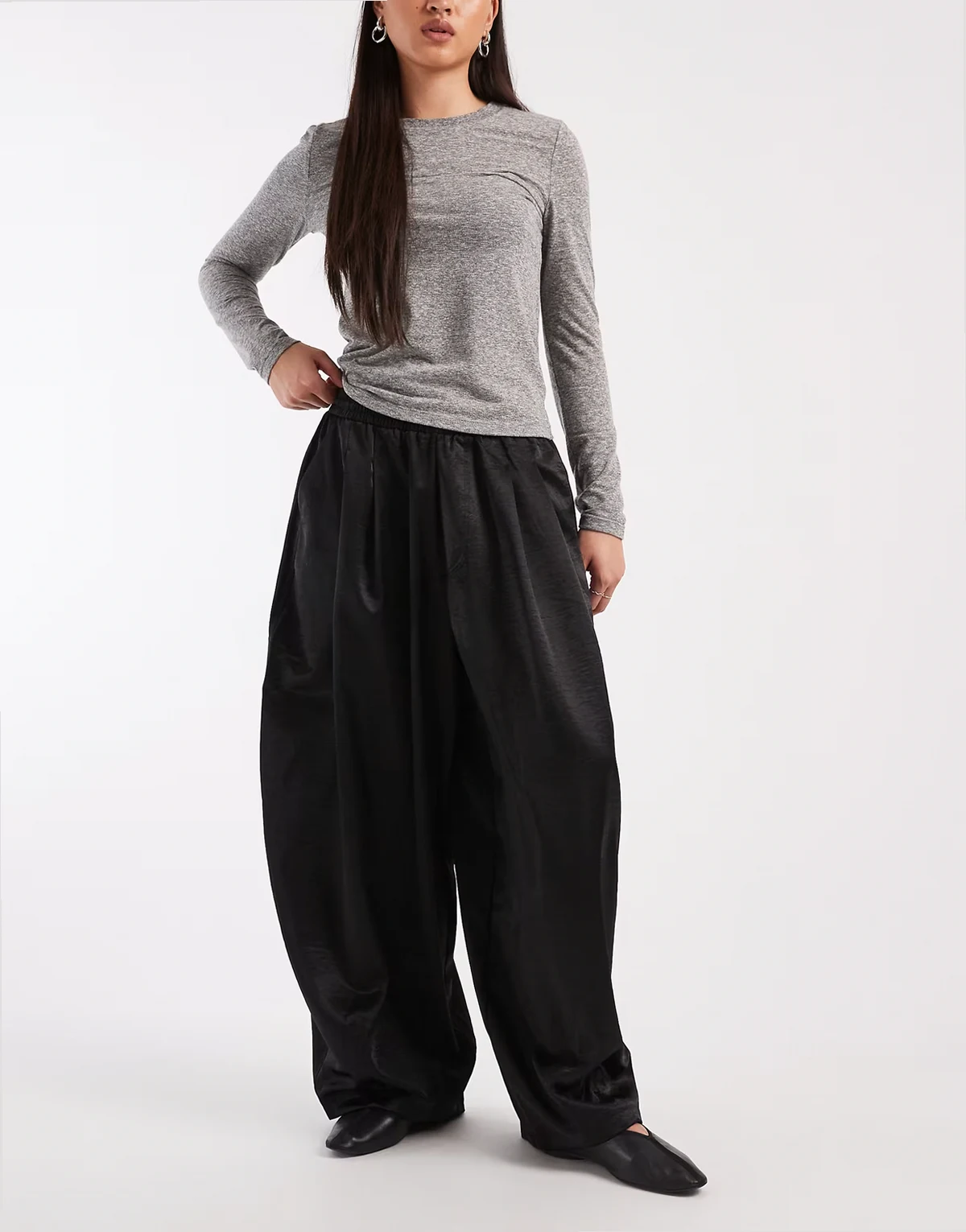 – Hose aus Satin in Schwarz mit XL-Ballonschnitt
