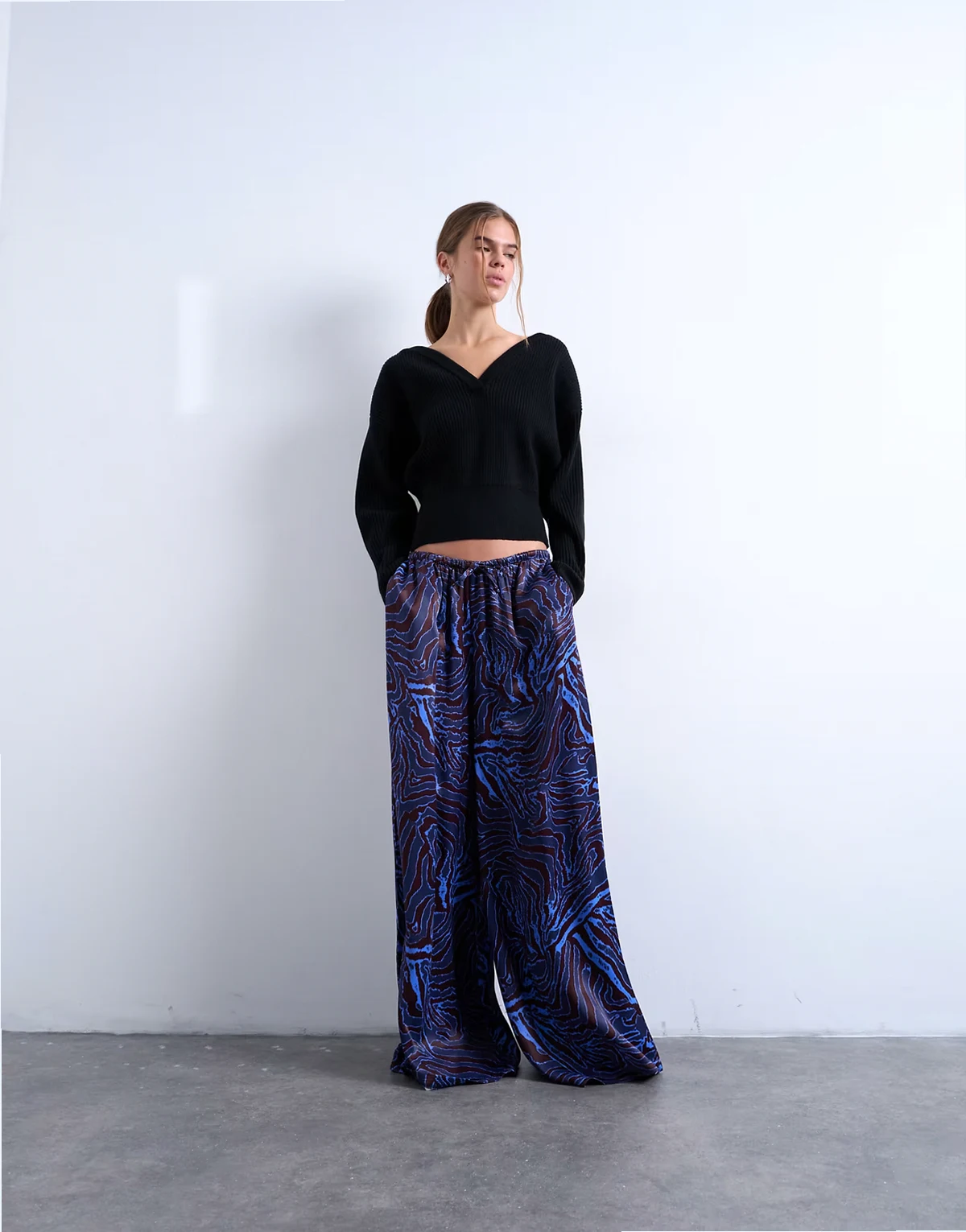 – Gemusterte Satinhose in Blau und Burgunderrot mit weitem Bein
