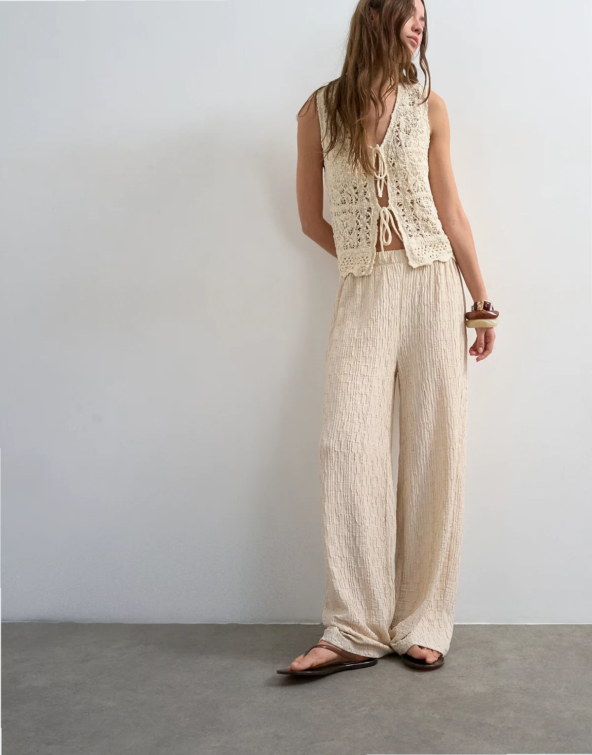 – Weit geschnittene Jersey-Hose in Steinbeige mit Knitterstruktur