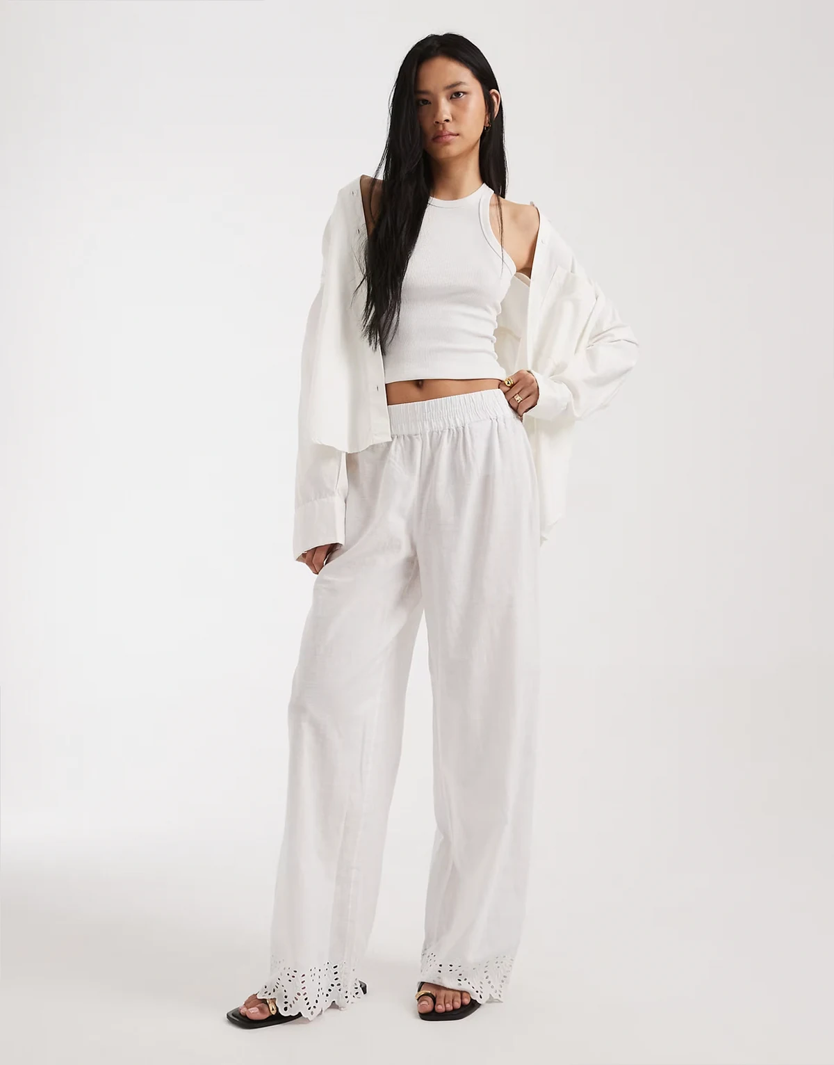 – Białe spodnie z haftowanym wzorem na dole