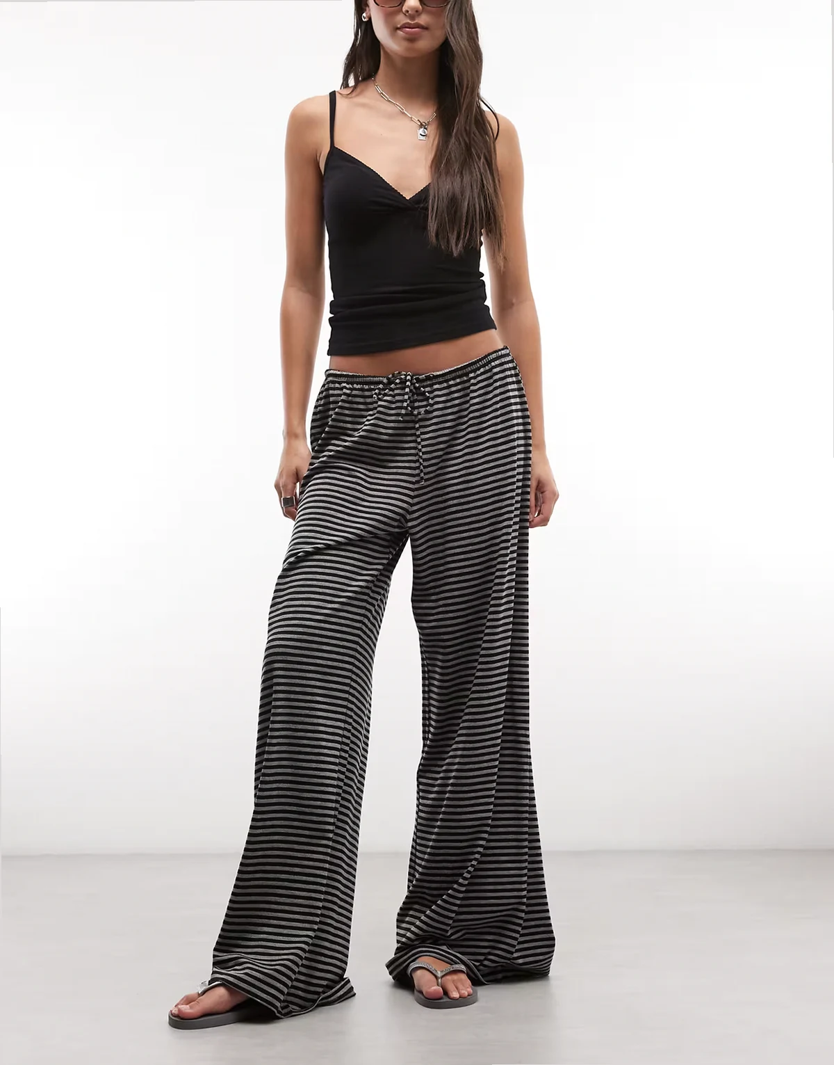 – Drapierte Hose in Schwarz und Grau gestreift mit weitem Bein