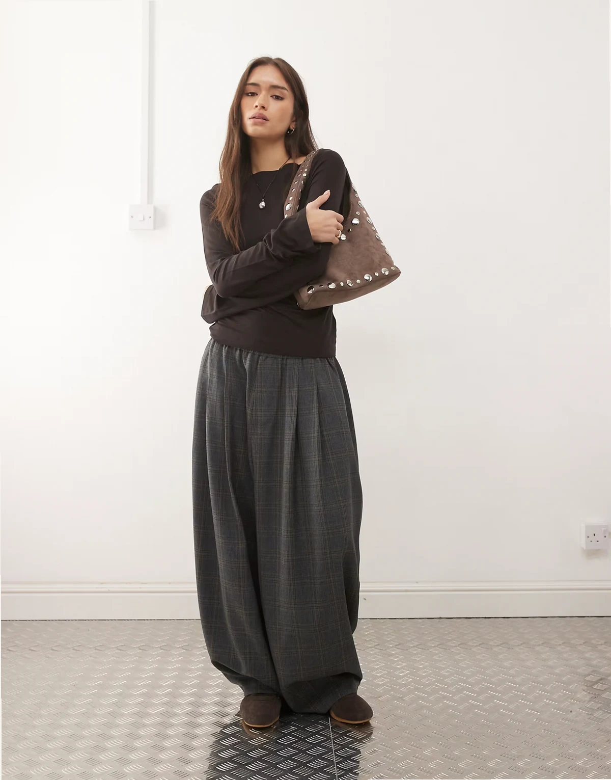 – Grau karierte Hose mit XL-Ballonschnitt