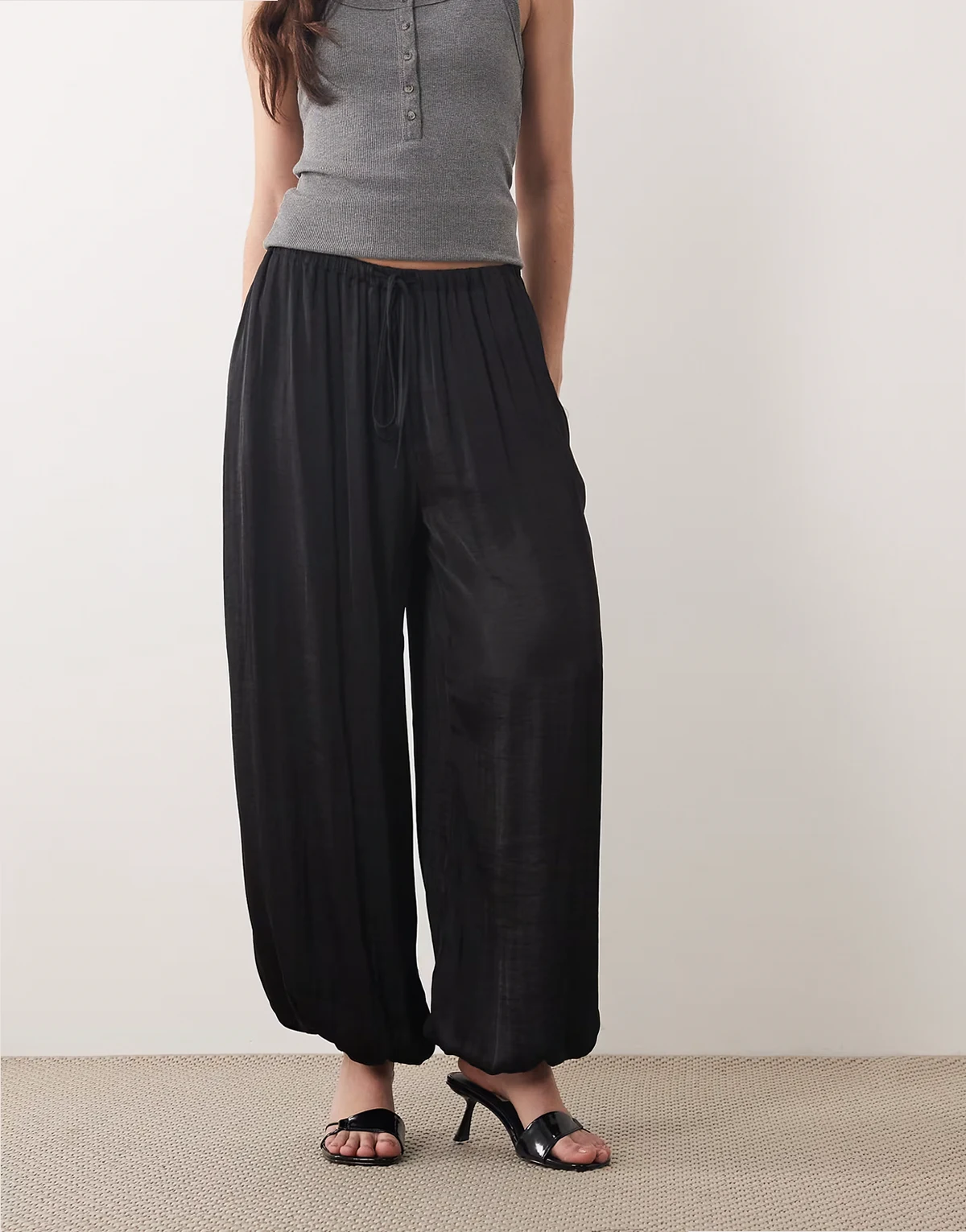 – Vida – Satin-Ballonhose in Schwarz mit Bindegürtel