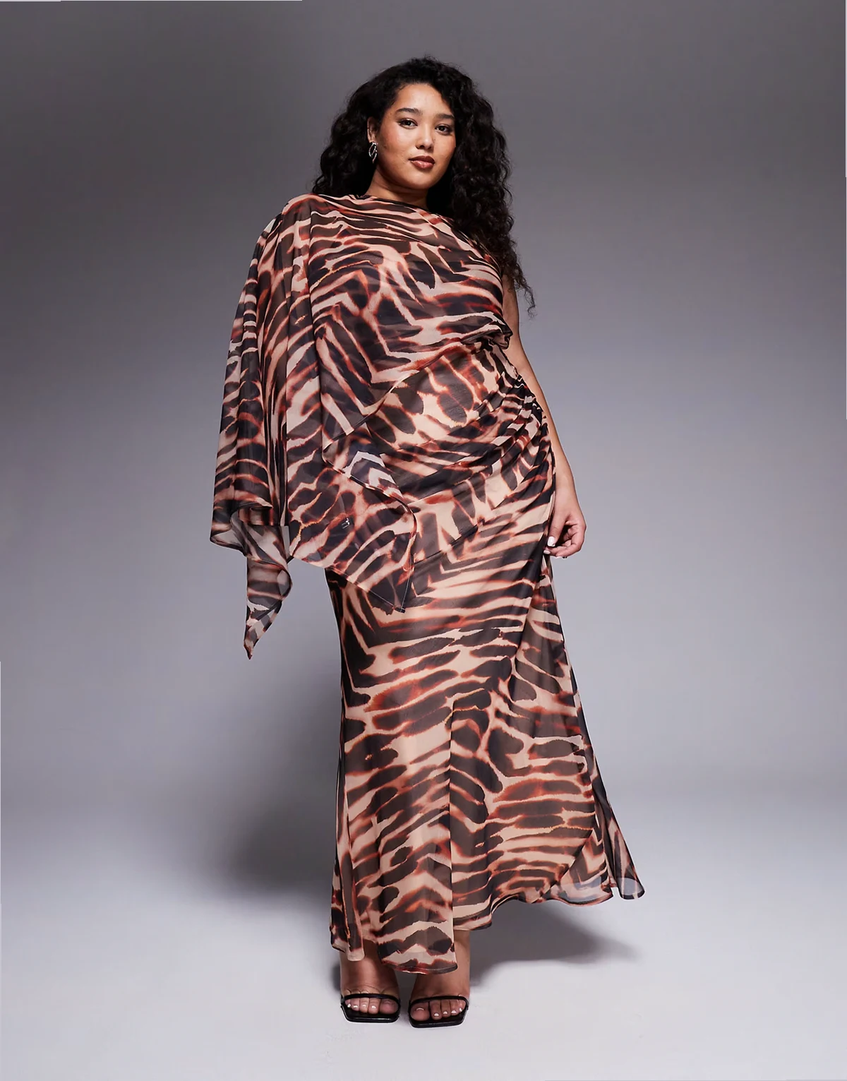 ASOS DESIGN Curve – Sukienka maxi z warstwowymi rękawami i drapowaną spódnicą w zwierzęcy wzór