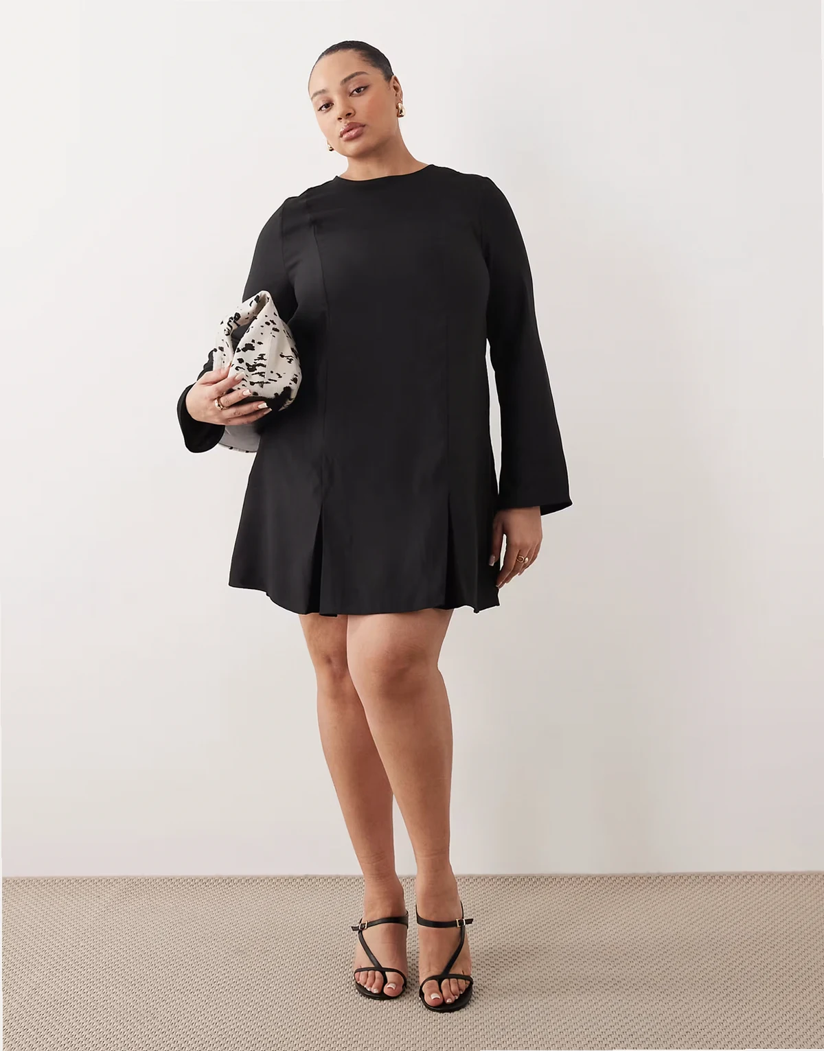 ASOS DESIGN Curve – Czarna sukienka mini z długimi rękawami i godetami