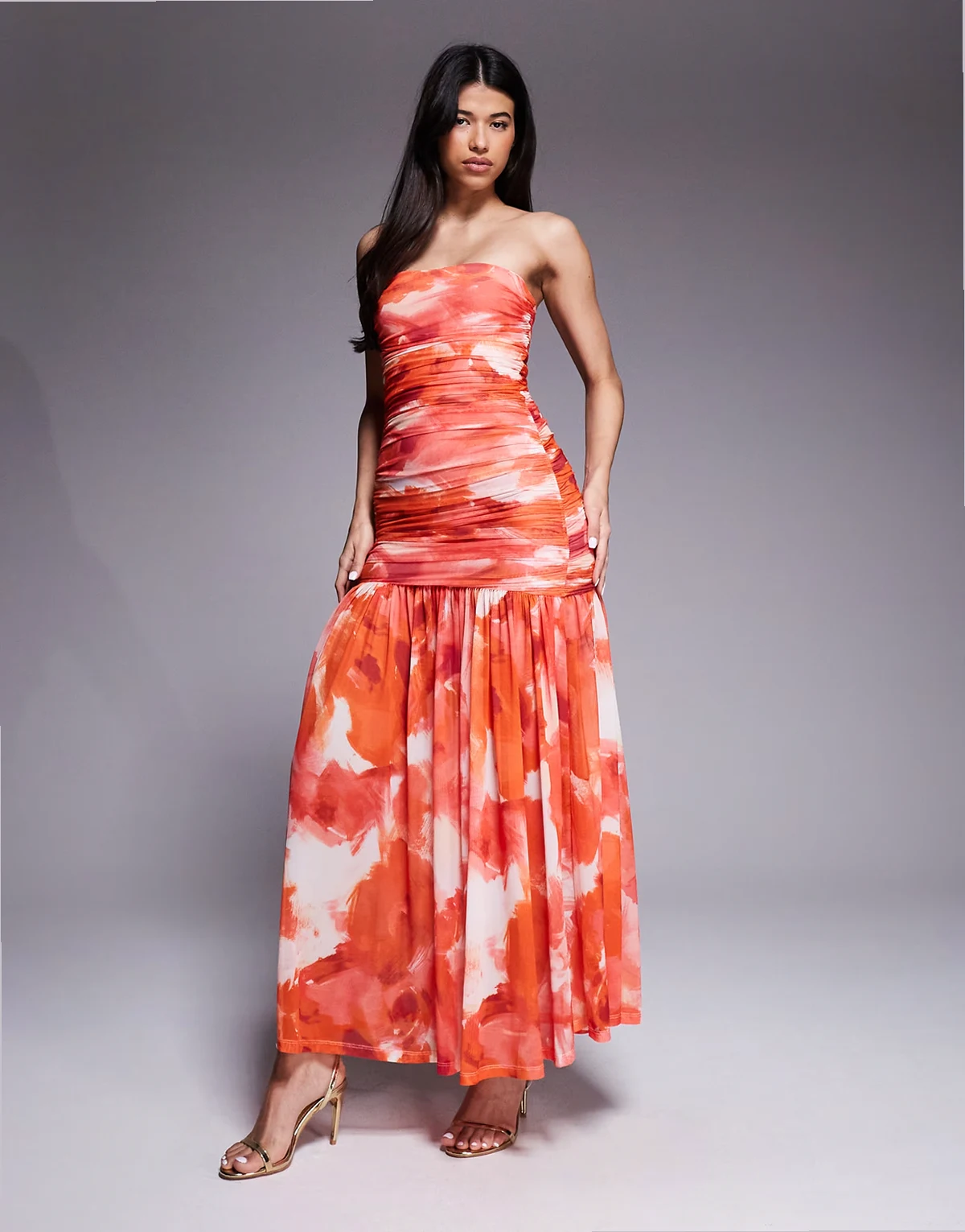 – Solana – Różowa siateczkowa sukienka maxi z dekoltem bandeau i marszczoną górą w abstrakcyjny wzór