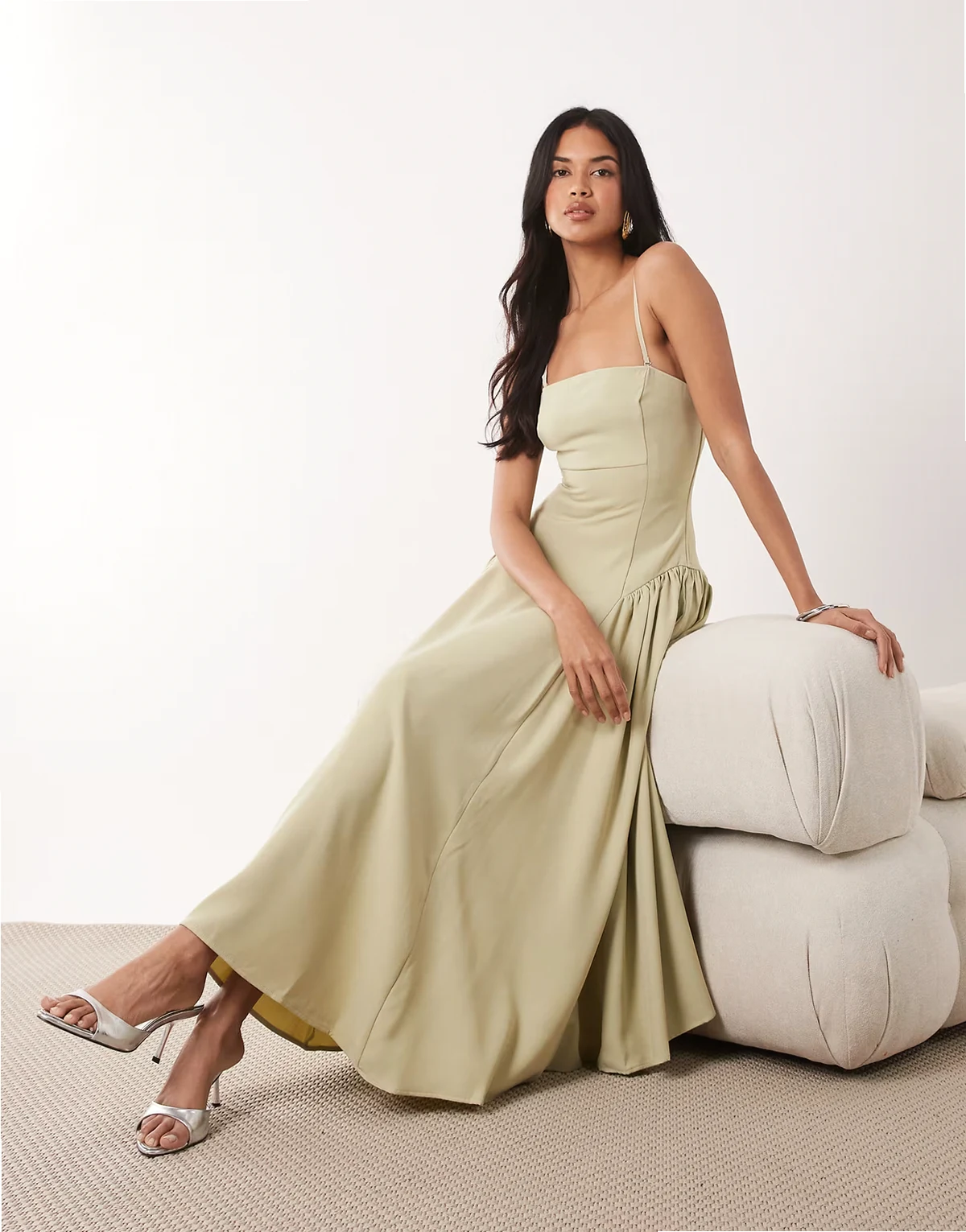 London – Trägerloses Midikleid in Olivgrün mit Raffung an der Hüfte