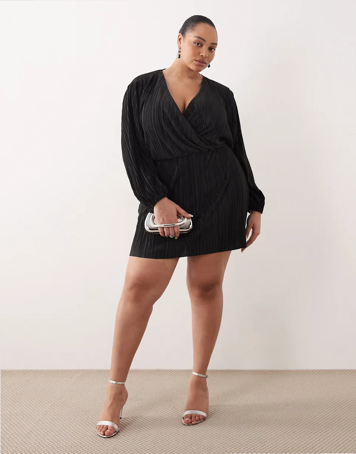 ASOS DESIGN Curve – Czarna plisowana sukienka mini z obszernymi rękawami z obcisłym mankietem