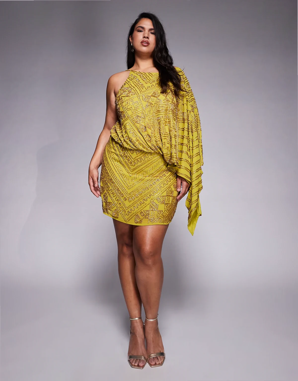 ASOS DESIGN Curve – Żółtozielona sukienka mini zdobiona na całej powierzchni z asymetryczną peleryną