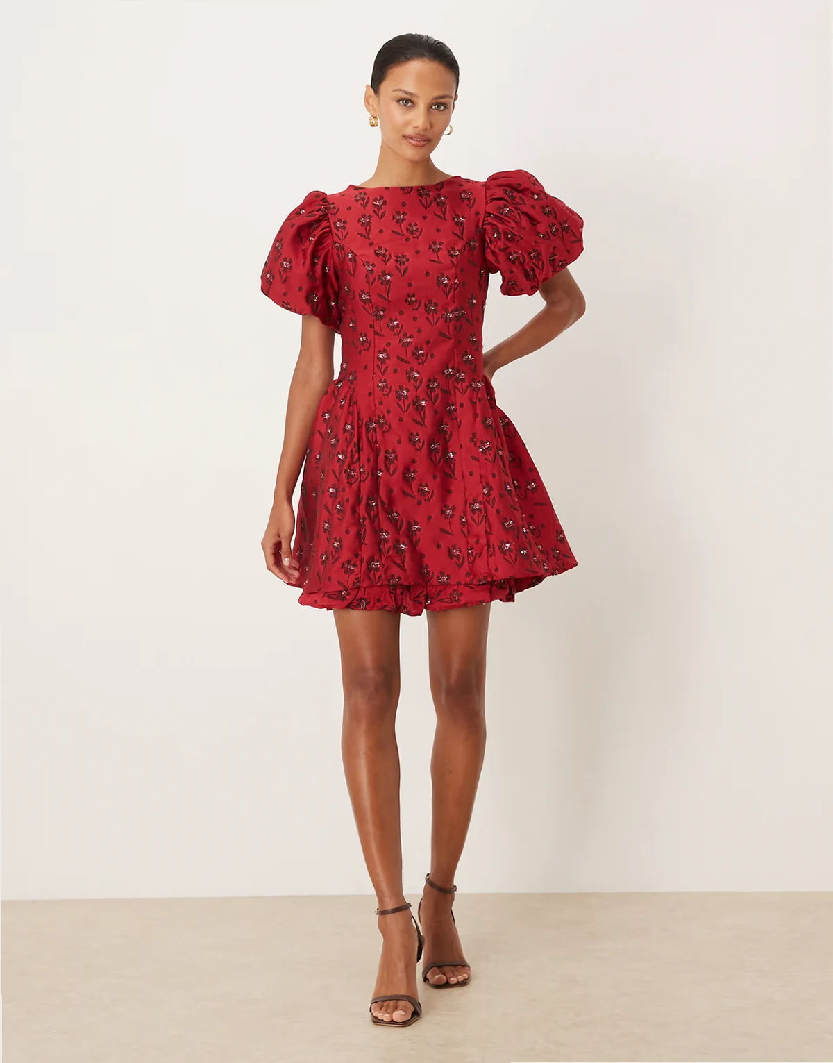 – Minikleid aus geblümtem Jacquard in Weinrot mit Puffärmeln