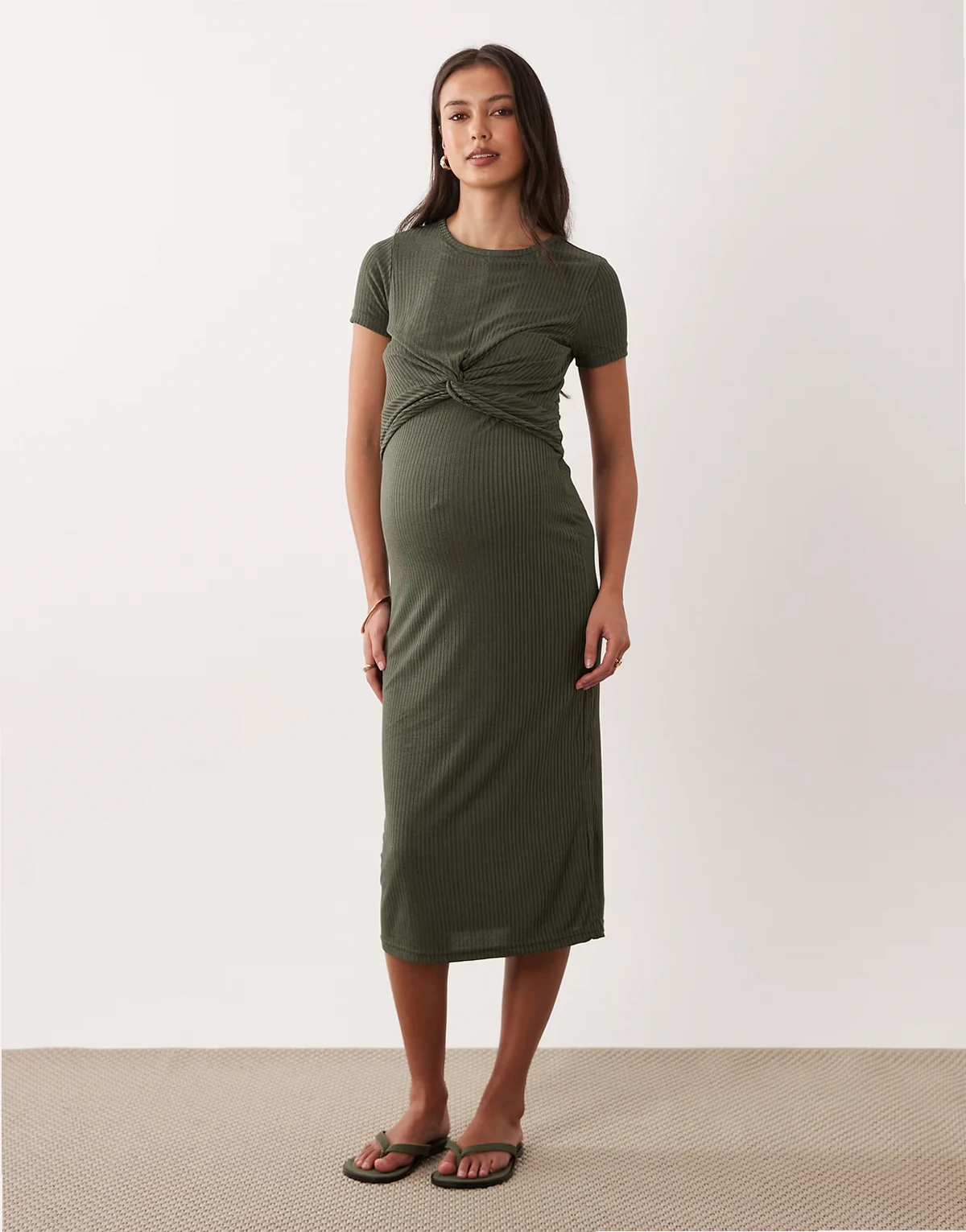 Mamalicious Maternity – Kurzärmliges Midikleid in dunklem Khaki mit Stilleinsatz und Knoten auf der Vorderseite