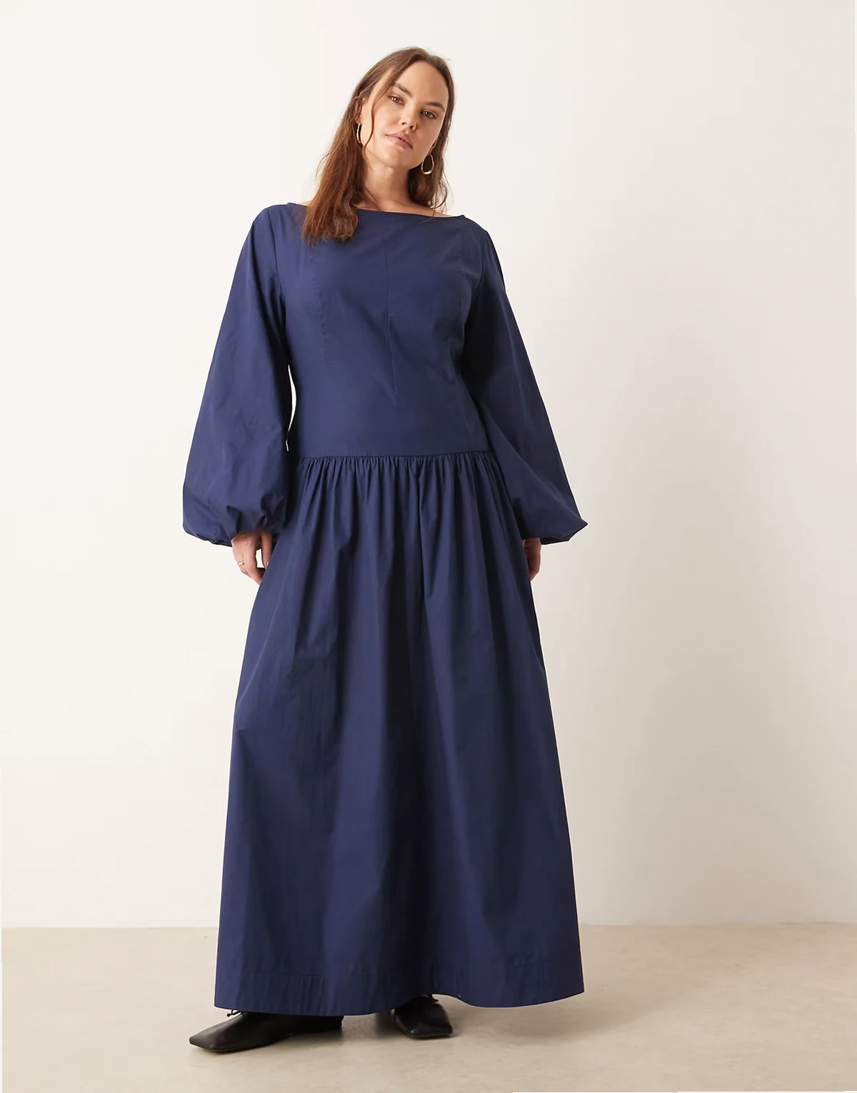 ASOS DESIGN Curve – Granatowa popelinowa sukienka maxi z asymetryczną talią i obszernymi rękawami