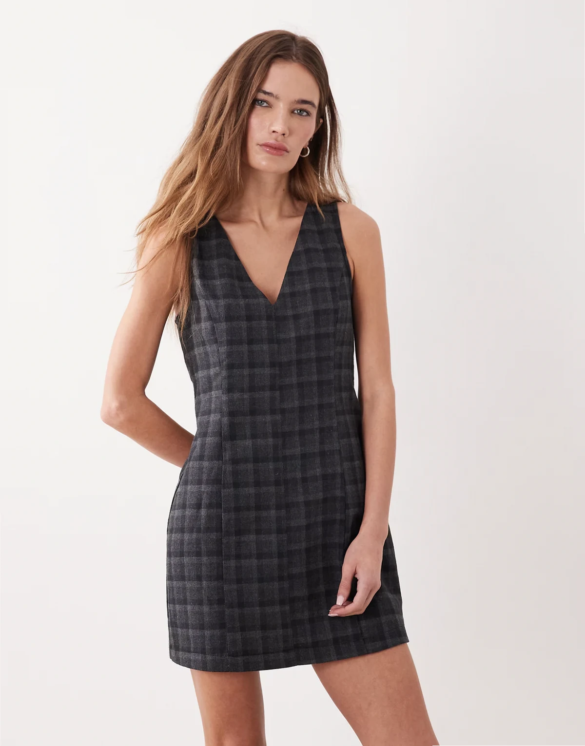 – Kariertes Latzkleid