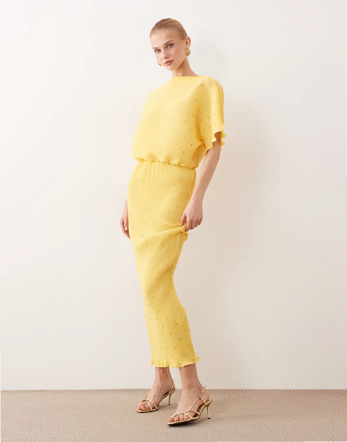 – Tilly – Żółta plisowana sukienka midaxi w metaliczne groszki z odsłoniętymi ramionami