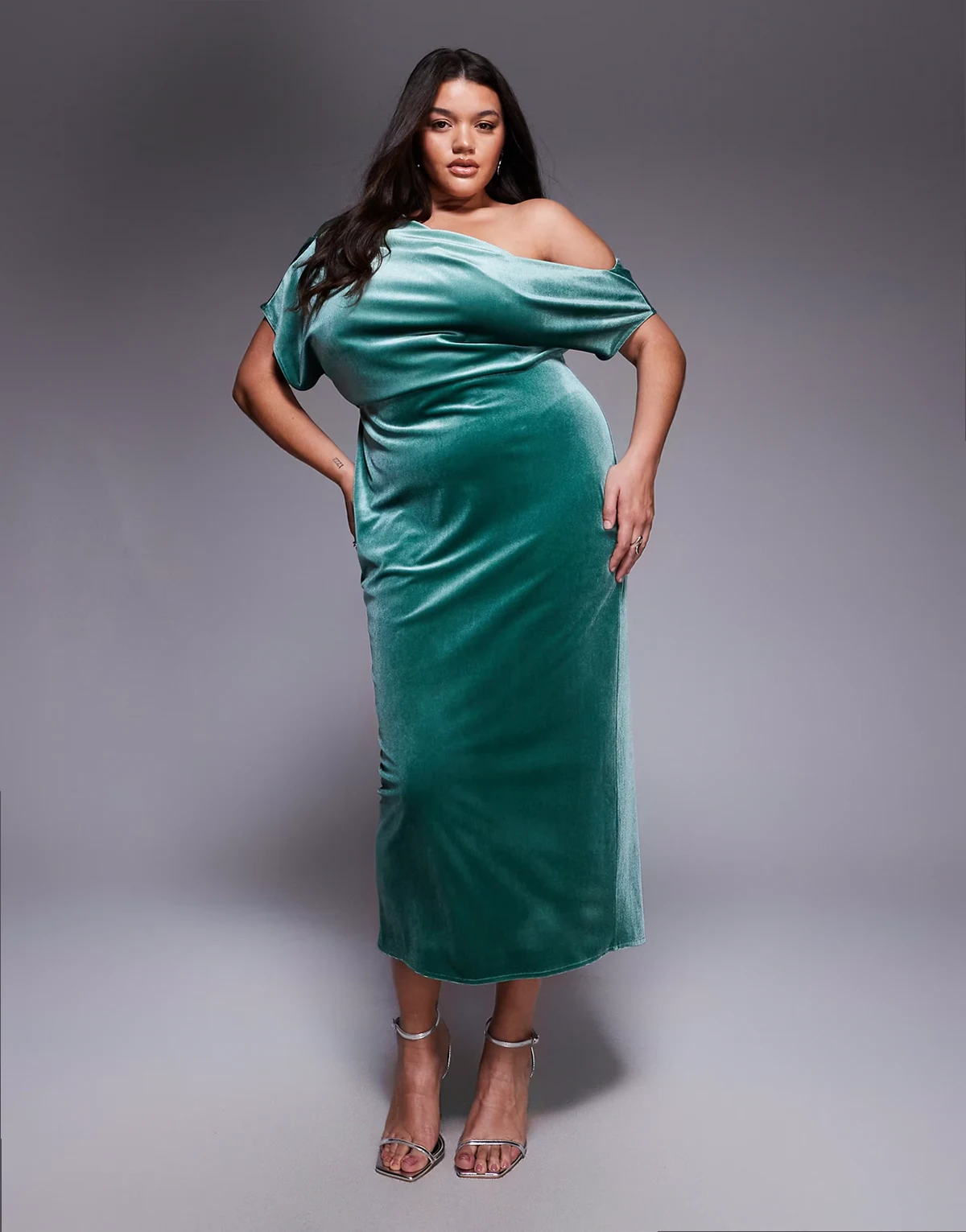 ASOS DESIGN Curve – Zielona aksamitna sukienka midi ze skośnym dekoltem
