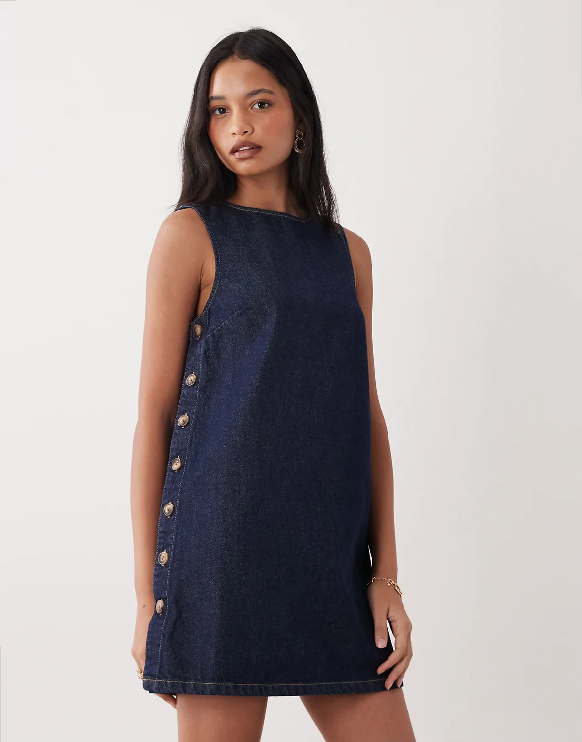 – Latzkleid aus dunklem Denim mit Knopfleiste