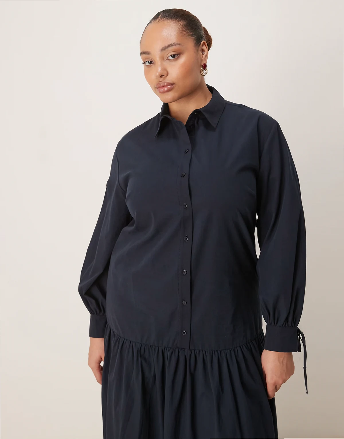 ASOS DESIGN Curve – Granatowa sukienka koszulowa maxi z długimi rękawami i wiązaniami