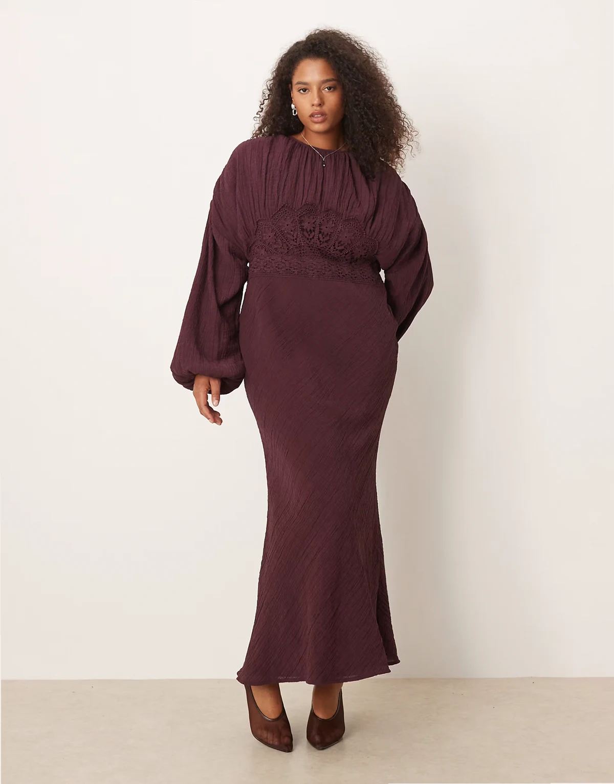 ASOS DESIGN Curve – Morwowa sukienka maxi z okrągłym dekoltem, obszernymi rękawami i ozdobną koronką na biuście