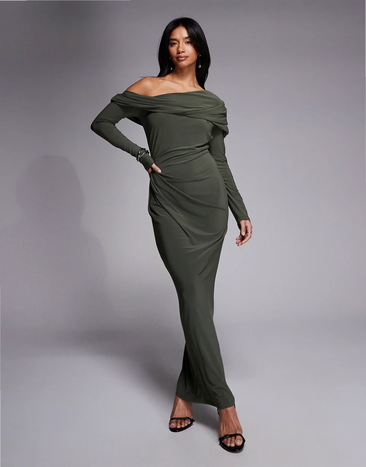ASOS DESIGN Petite – Drapowana sukienka maxi z długimi rękawami, odsłoniętym ramieniem i marszczeniem w kolorze khaki