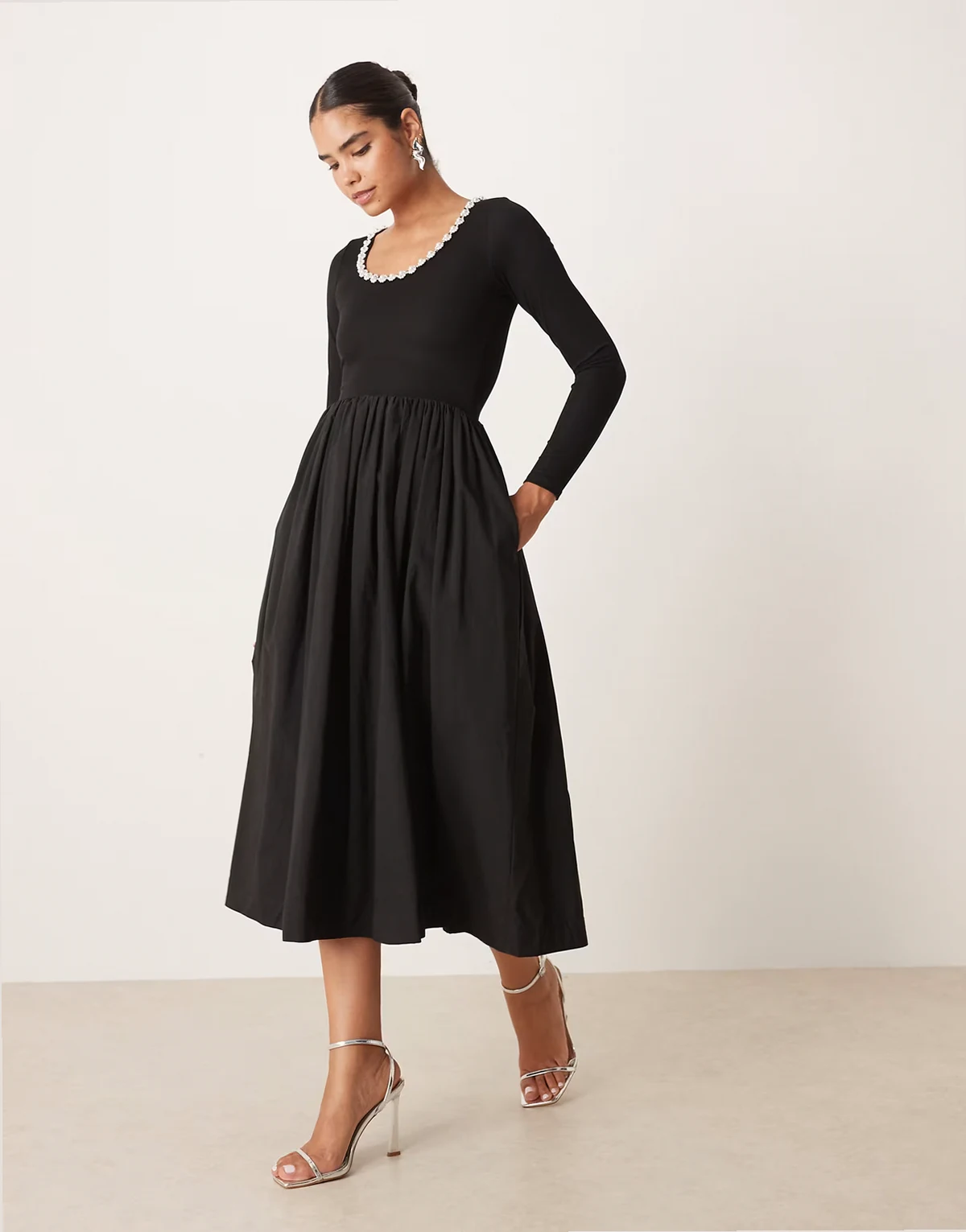 – Verziertes Midikleid aus geripptem Jersey-Mix in Schwarz mit weitem Rock und U-Ausschnitt