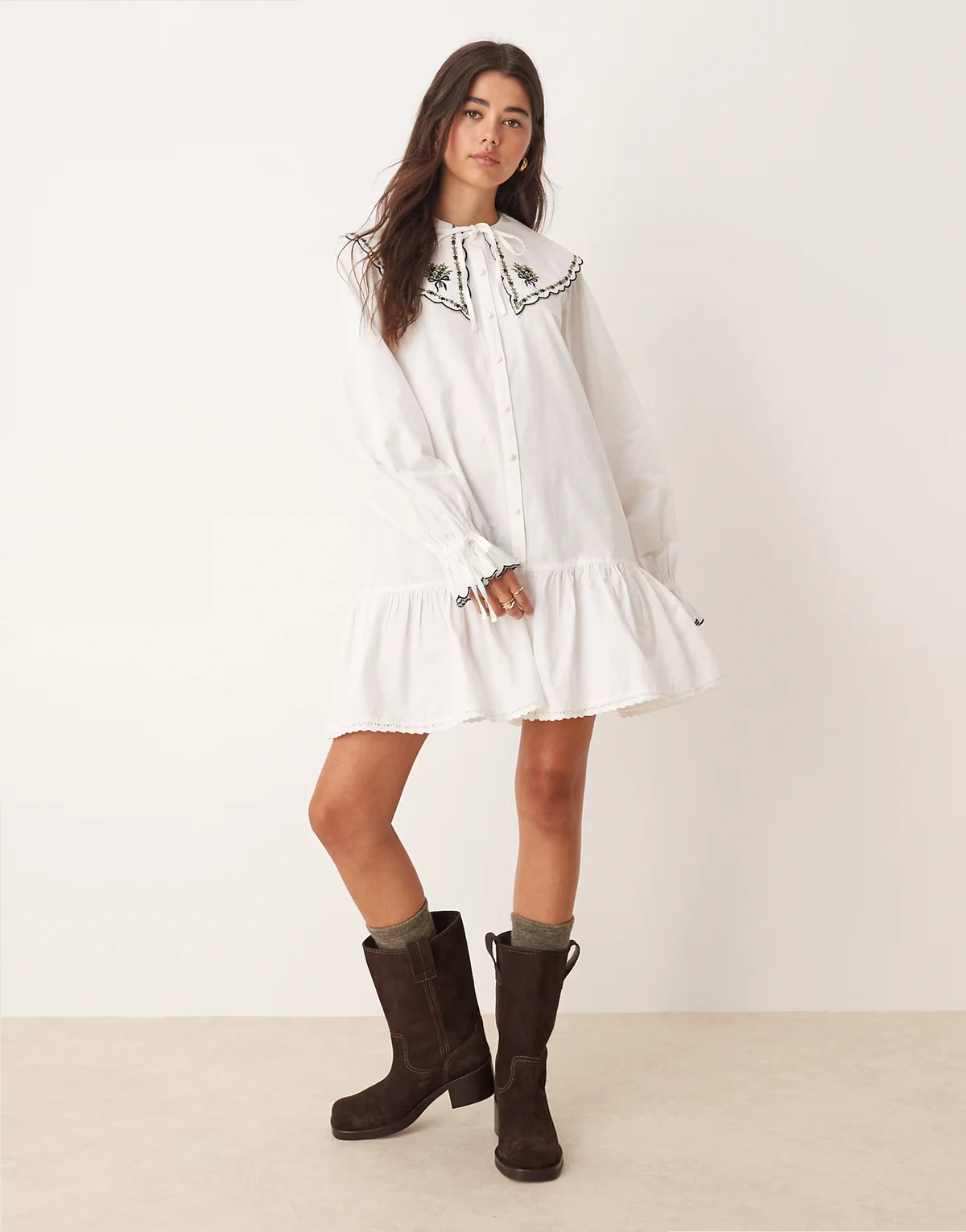 – Minikleid in Weiß mit besticktem Kragen