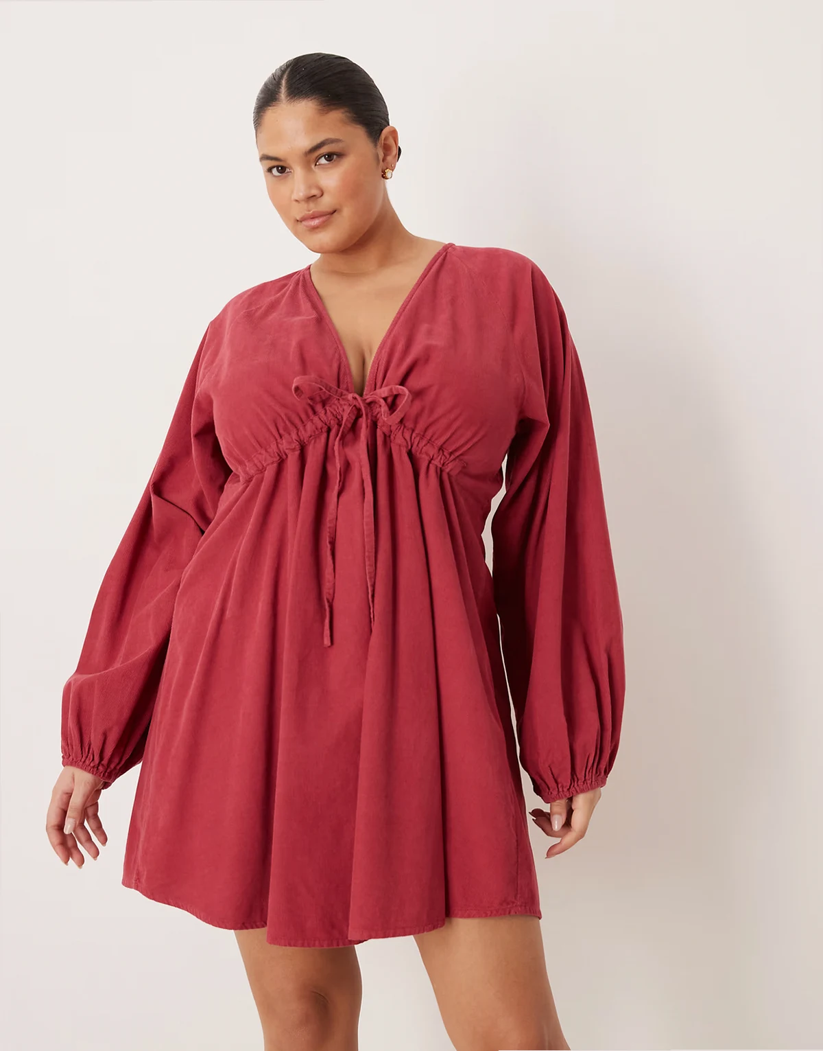 ASOS DESIGN Curve – Sztruksowa sukienka mini z wiązanym dekoltem w kształcie litery V i obszernymi rękawami w spranym bordowym kolorze