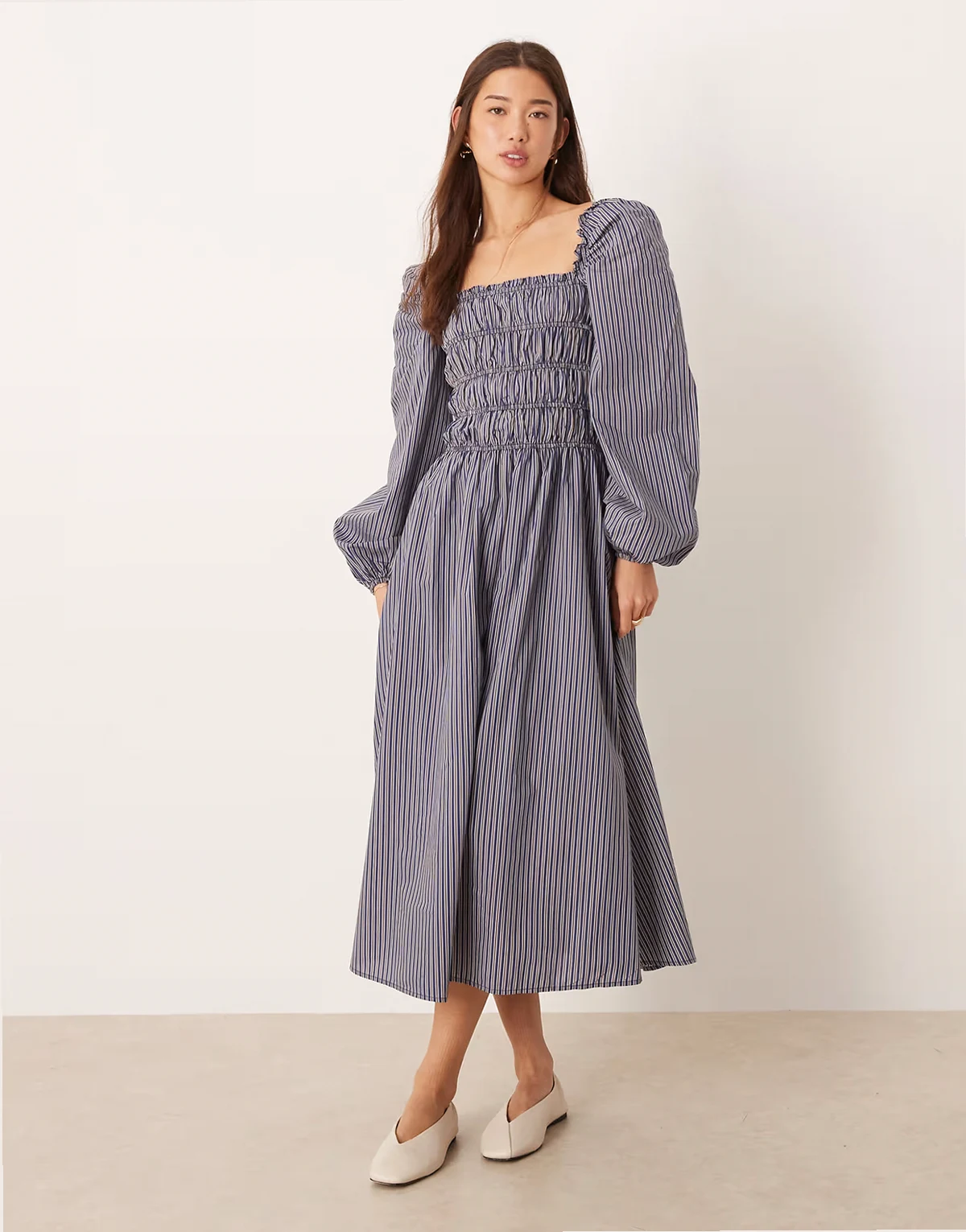 – Langärmliges, gerafftes Maxikleid in Braun-Marineblau gestreift