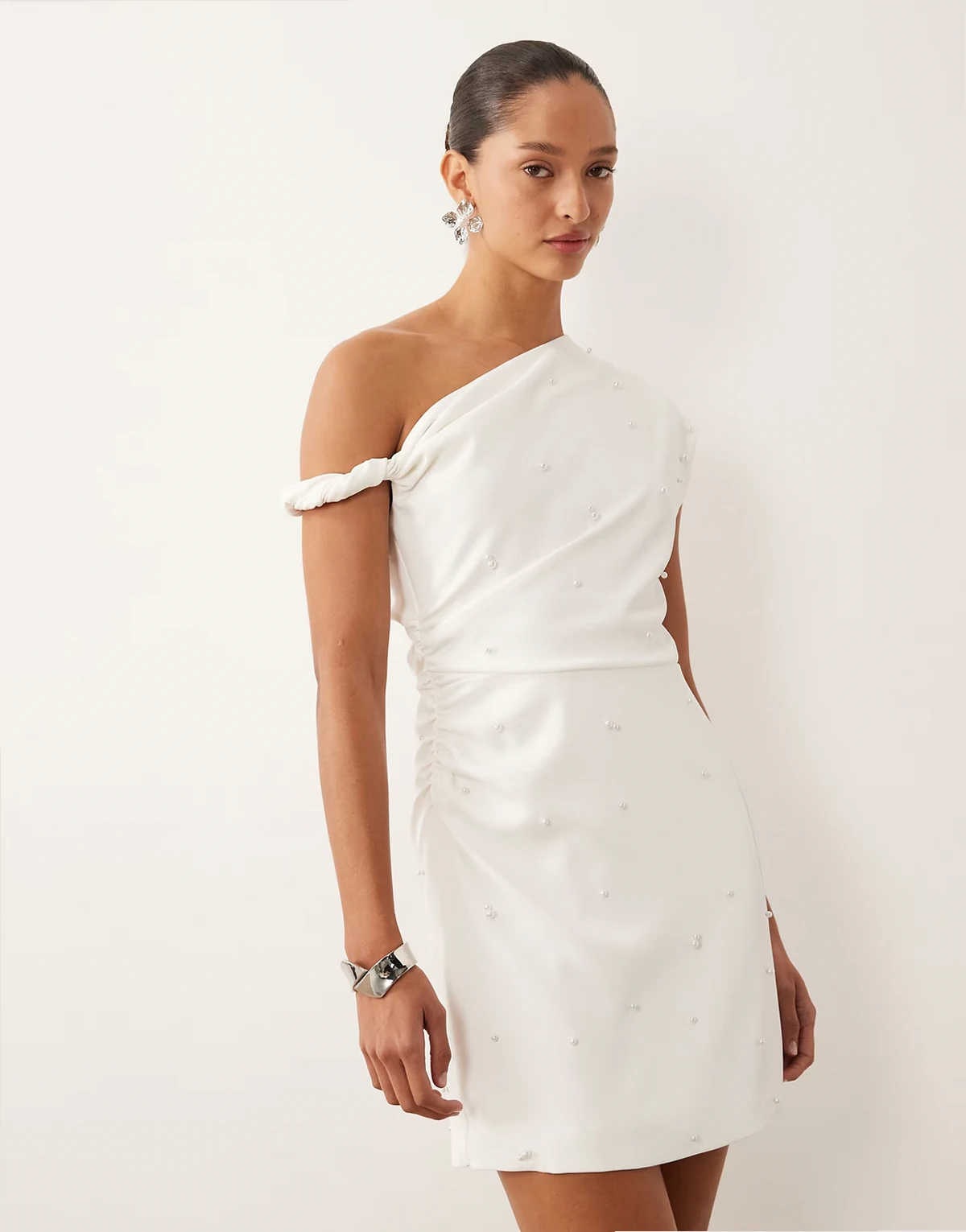 Bridal – Biała sukienka mini z odsłoniętym ramieniem i perełkami