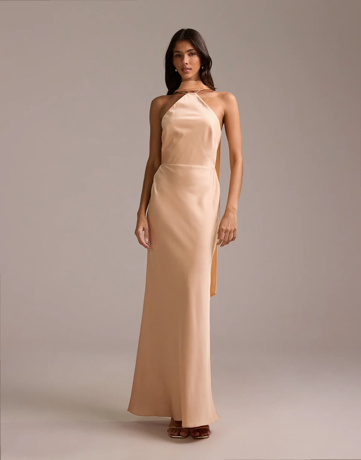 Bridesmaids – Morelowa satynowa sukienka maxi z dekoltem halter i szalikiem